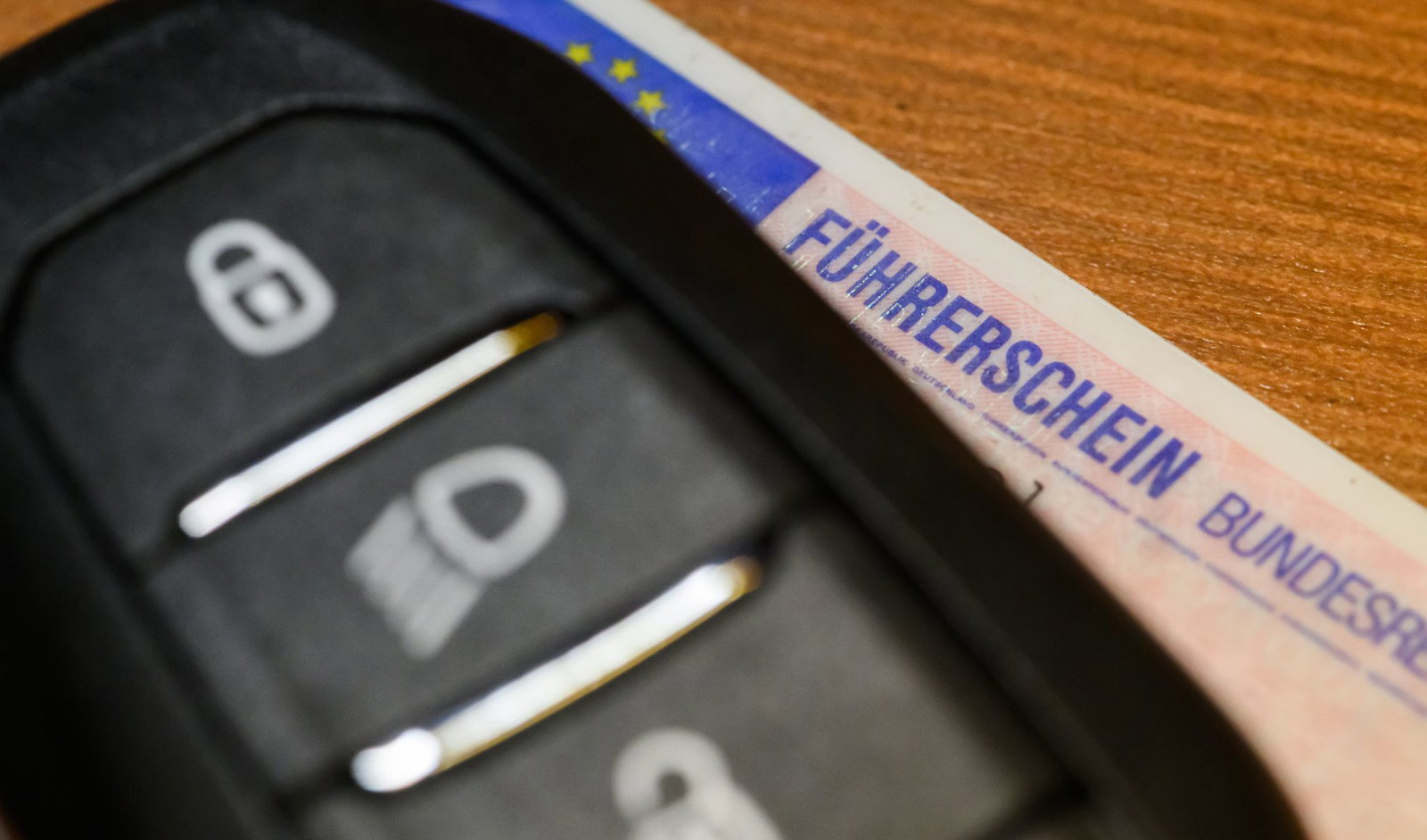 Der 20-Jährige musste seinen Führerschein abgeben. (Symbolbild)