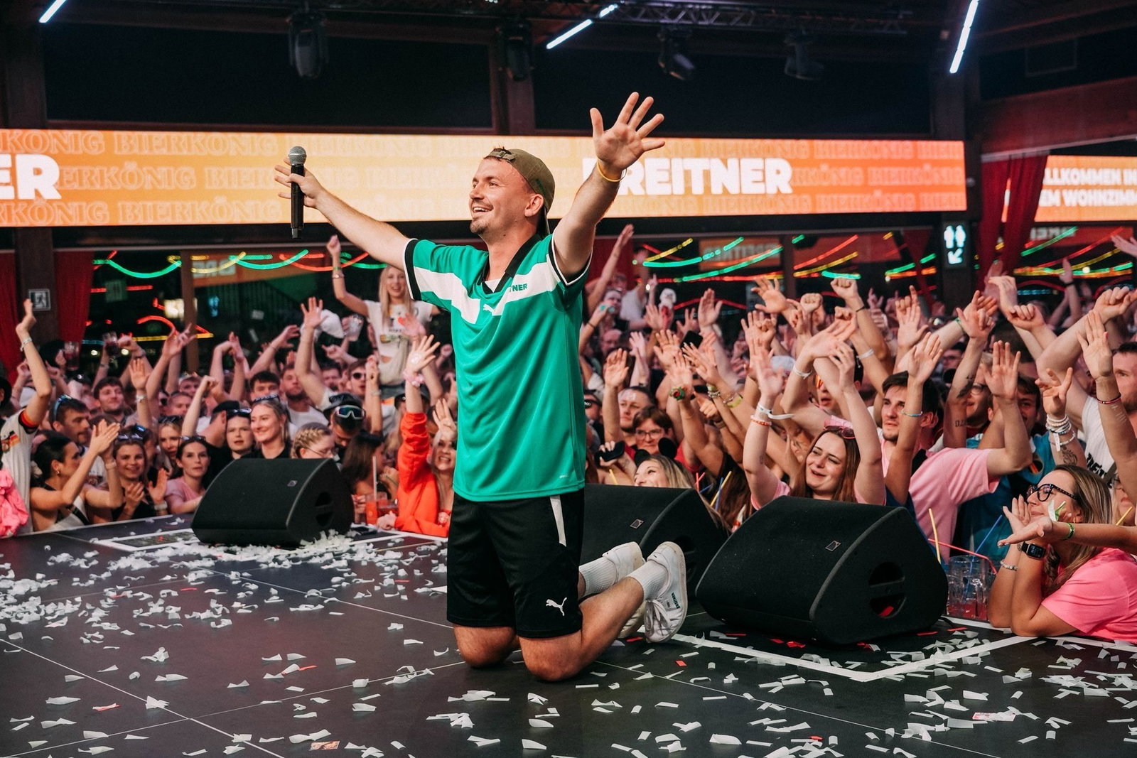 Partysänger Breitner lässt sich im "Bierkönig" nicht nur von Schalke-Fans feiern.