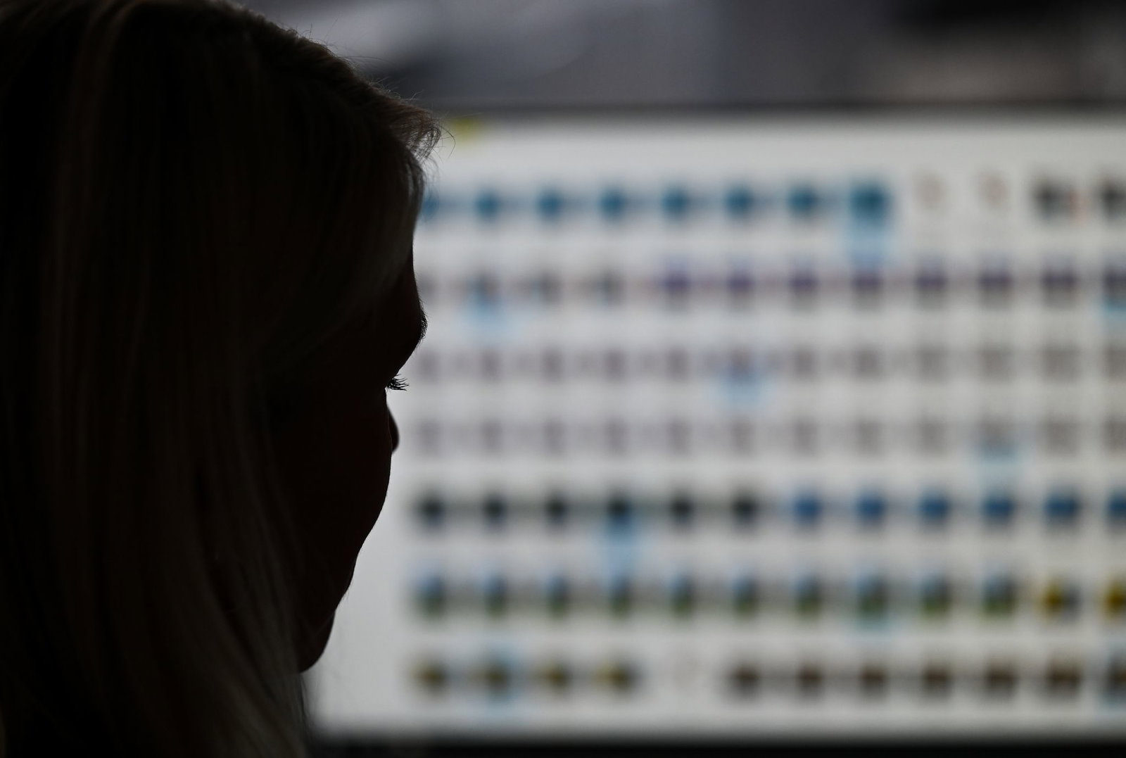 Die Videoaufnahmen des sexuellen Missbrauchs seien per Livestream an den Mann übertragen worden, während er per Chatfunktion die sexuellen Handlungen an den Mädchen angeleitet habe. (Symbolbild)