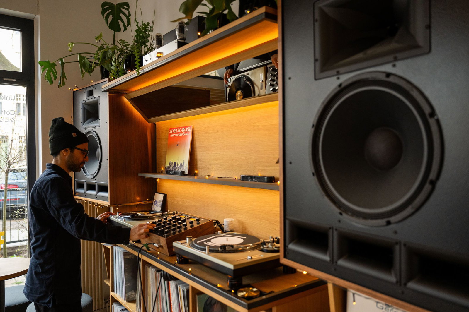 In der Bar Unkompress werden ausschließlich Schallplatten gespielt.