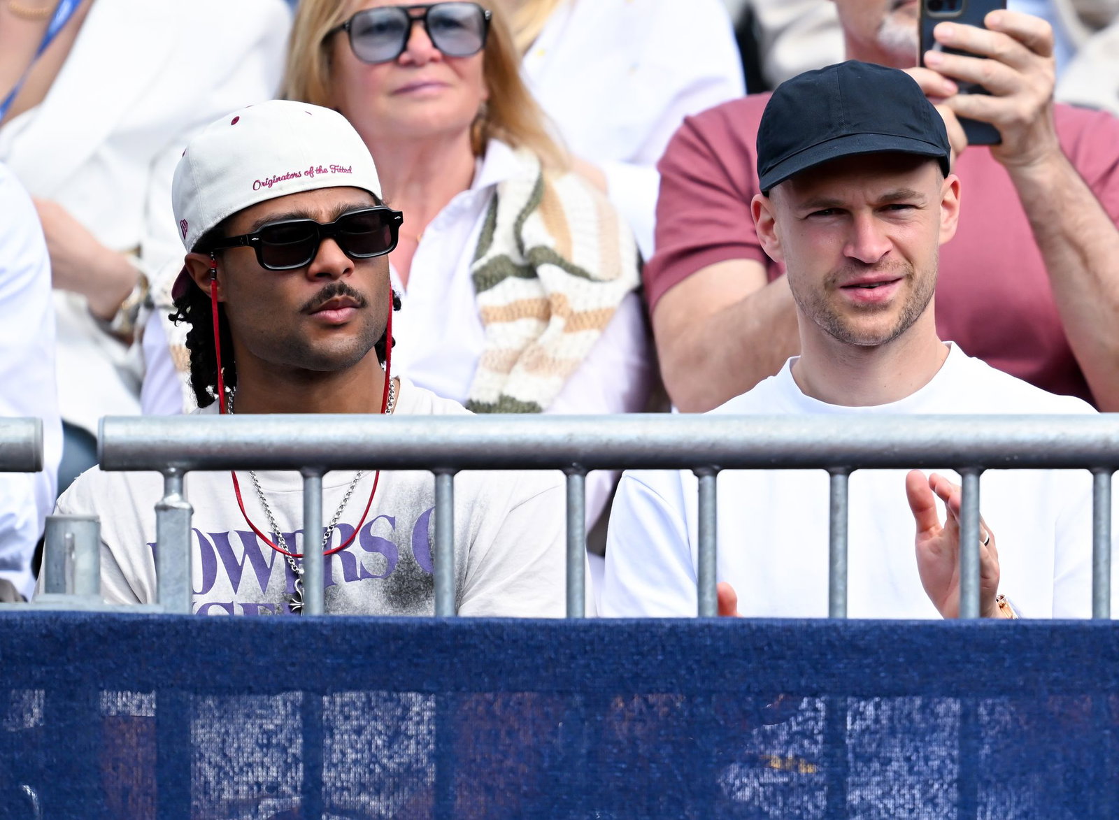 Kamen wenige Stunden nach ihrem Champions-League-Krimi gegen Real zum Tennis: Fußball-Nationalspieler Serge Gnabry (links) und Joshua Kimmich.