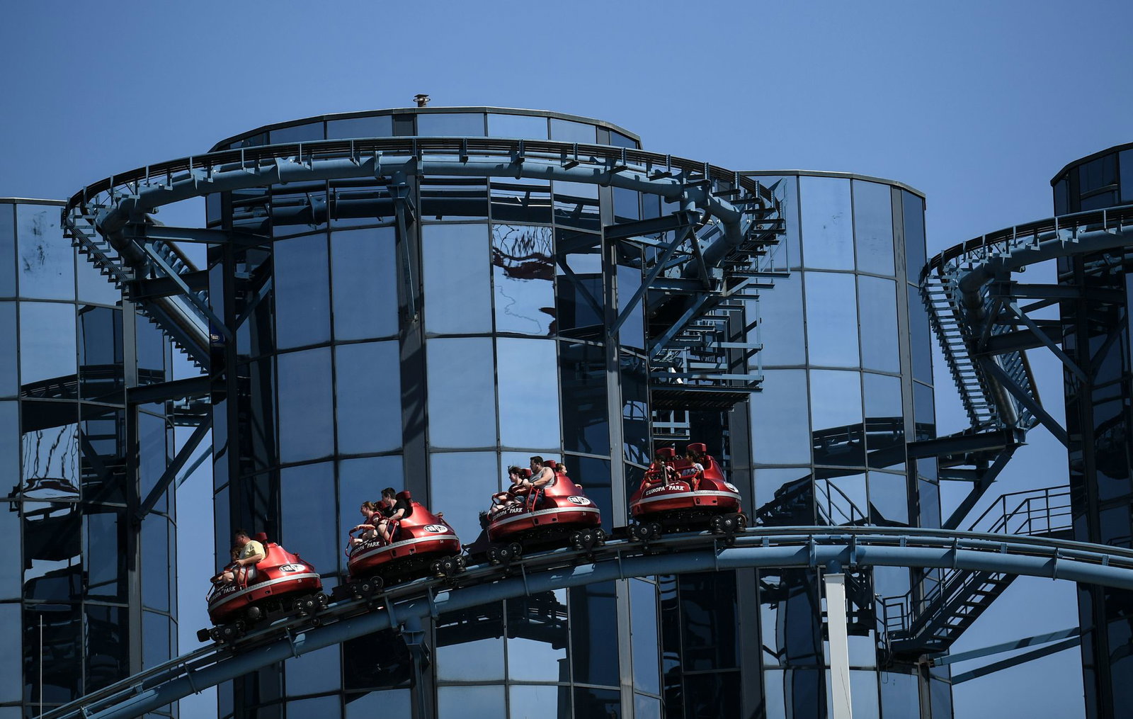 Die Schienen der Achterbahn "Euro-Mir" führen um verspiegelte Türme.