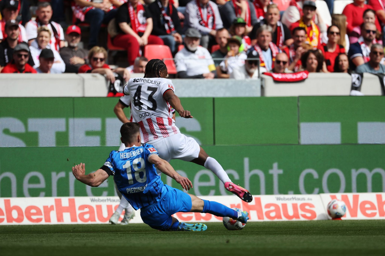 Bruno Ogbus vom SC und Heidenheims Marvin Pieringer lieferten sich ein umkämpftes Duell.