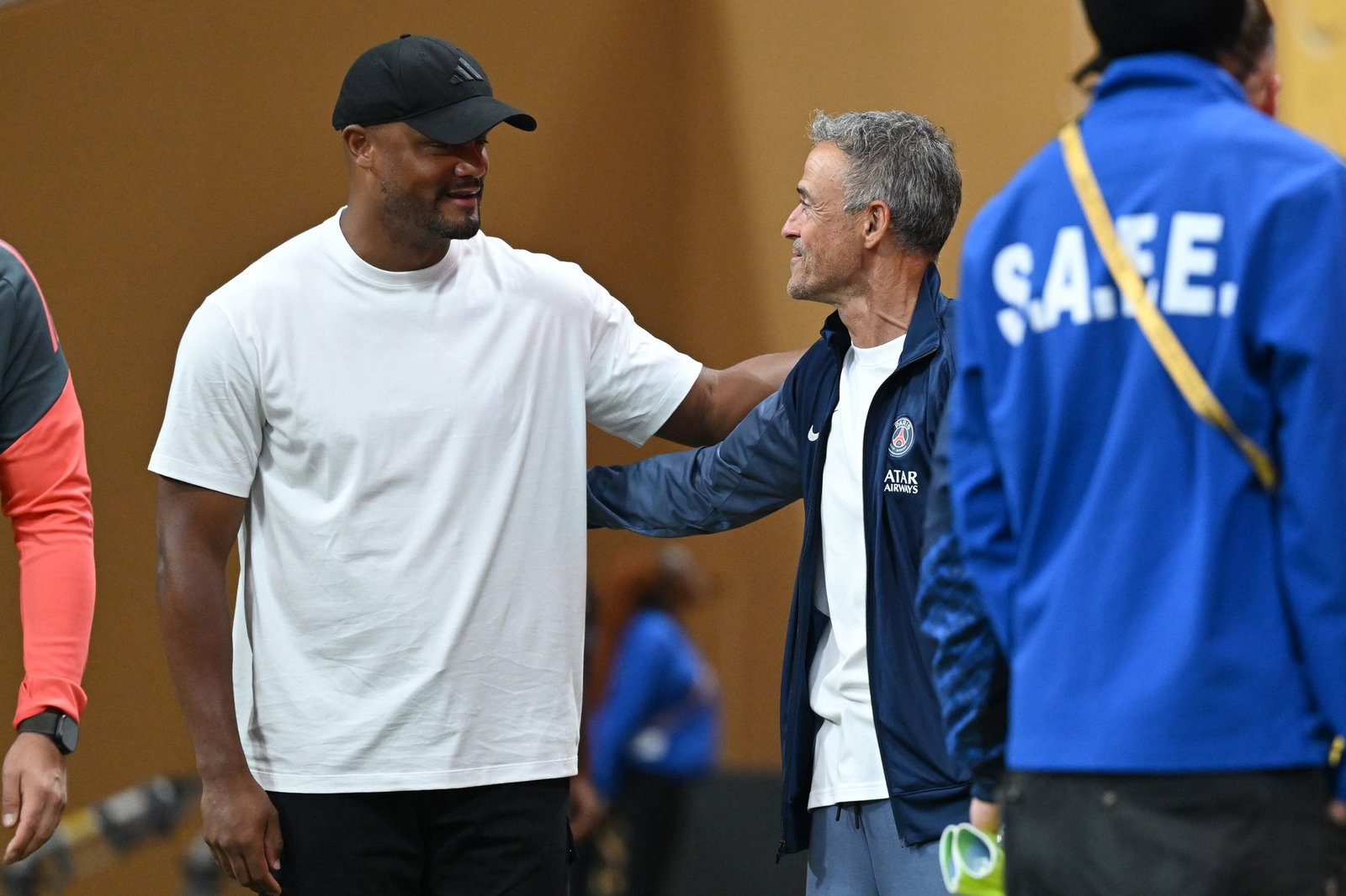 Sie kennen und sie schätzen sich: Bayern-Trainer Vincent Kompany (l) und PSG-Coach Luis Enrique. (Archivbild)