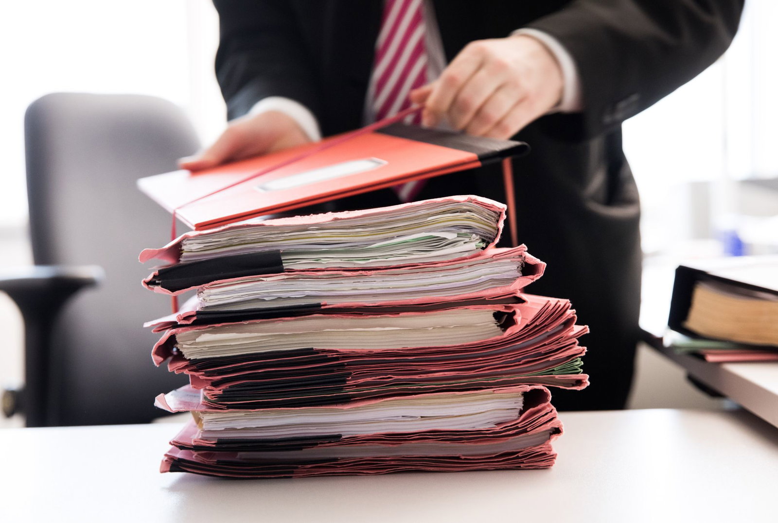 In den Akten der baden-württembergischen Staatsanwaltschaften stapeln sich die Fälle, doch Zehntausende sind noch nicht entschieden.(Symboldbild) 