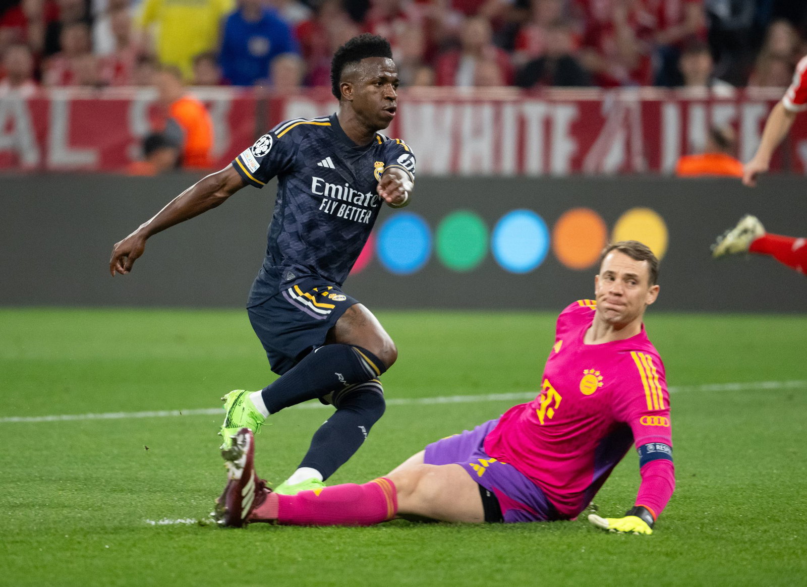 Brisantes Wiedersehen: Real-Star Vinícius Júnior und Bayern-Torwart Manuel Neuer. (Archivbild)