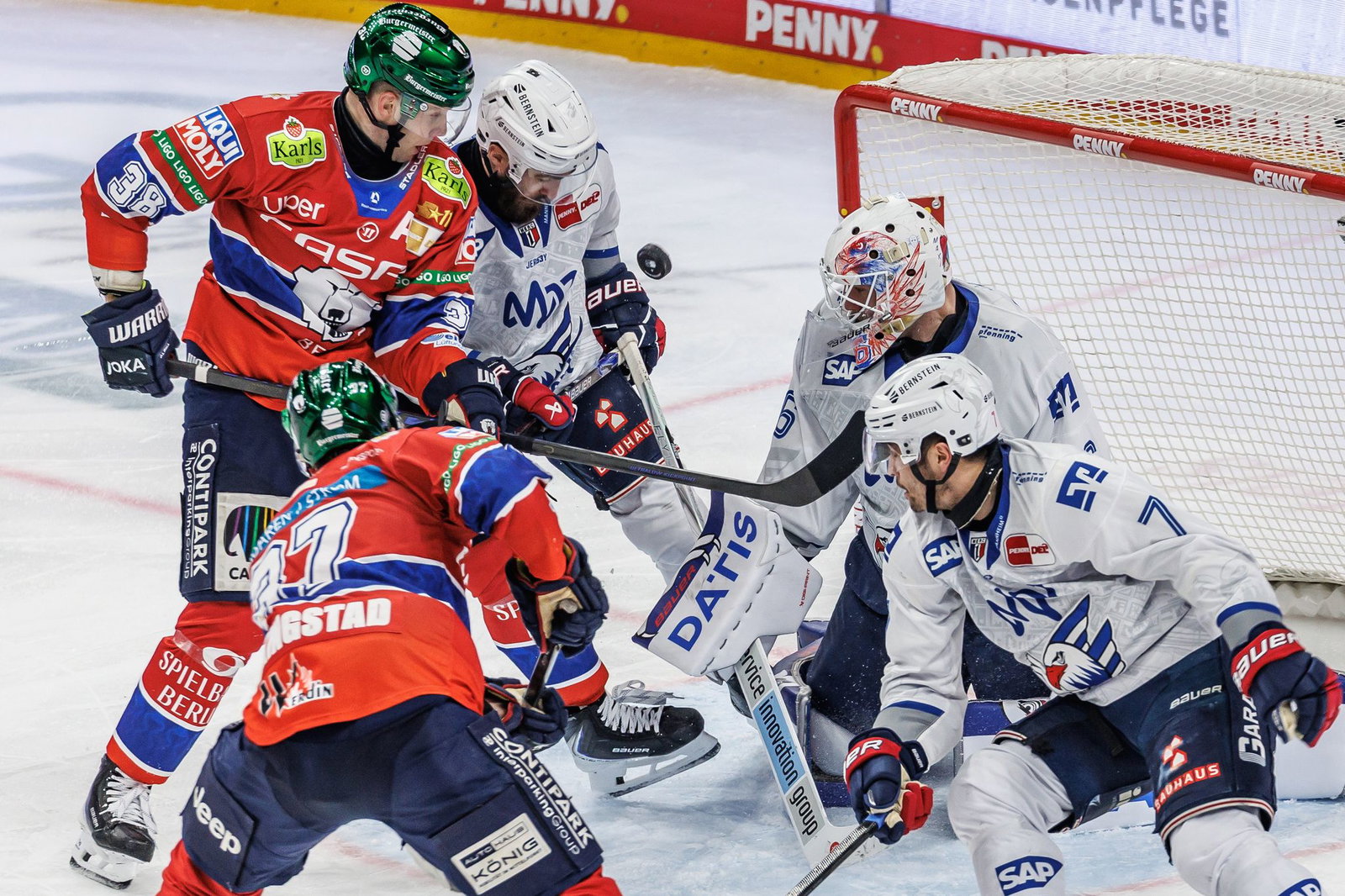 In den Eisbären Berlin und den Adler Mannheim stehen sich die erfolgreichsten beiden Clubs seit DEL-Gründung im Finale gegenüber. (Archivbild). 
