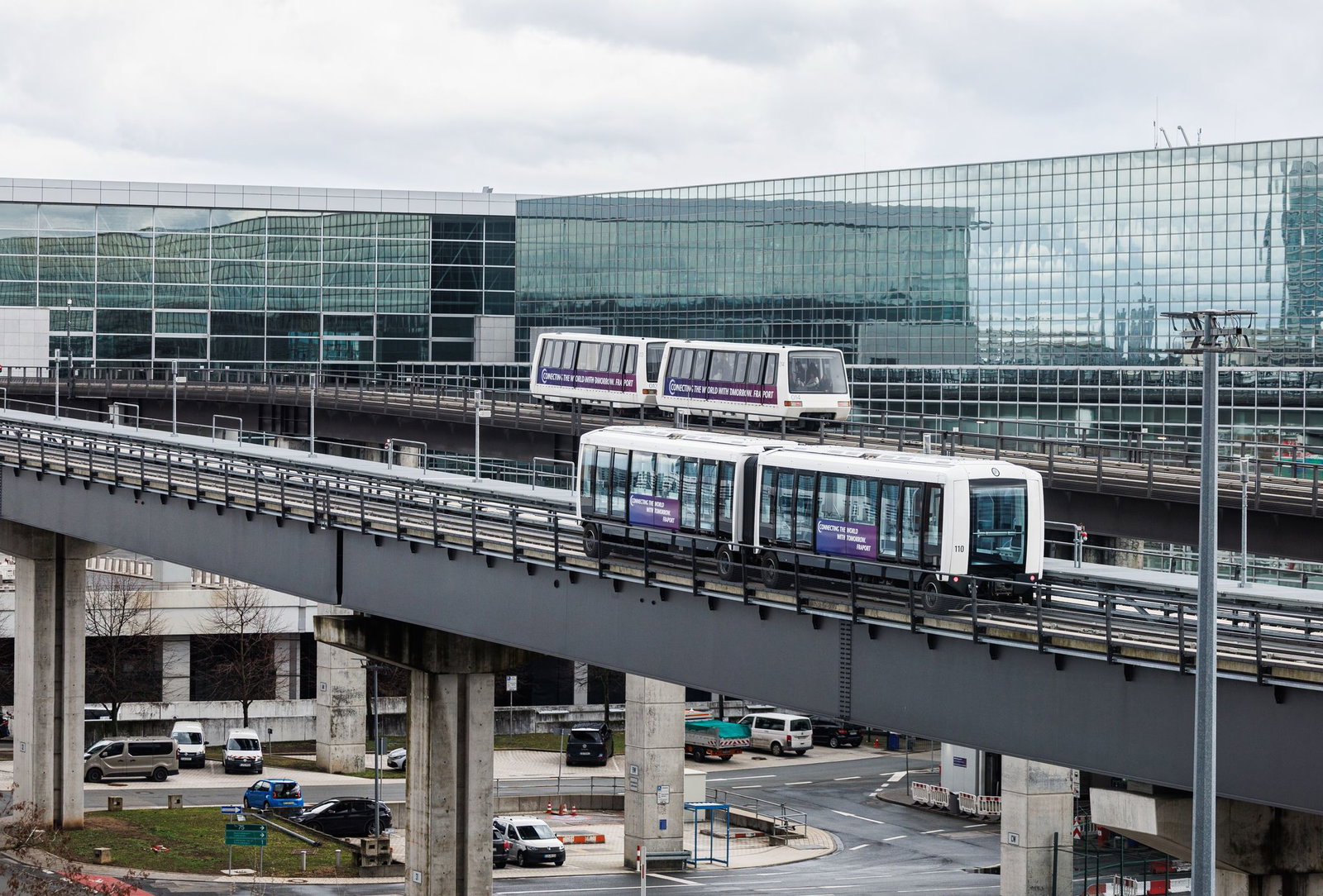 Die neue Sky Line Bahn verbindet die drei Terminals am Frankfurter Flughafen. (Archivbild)