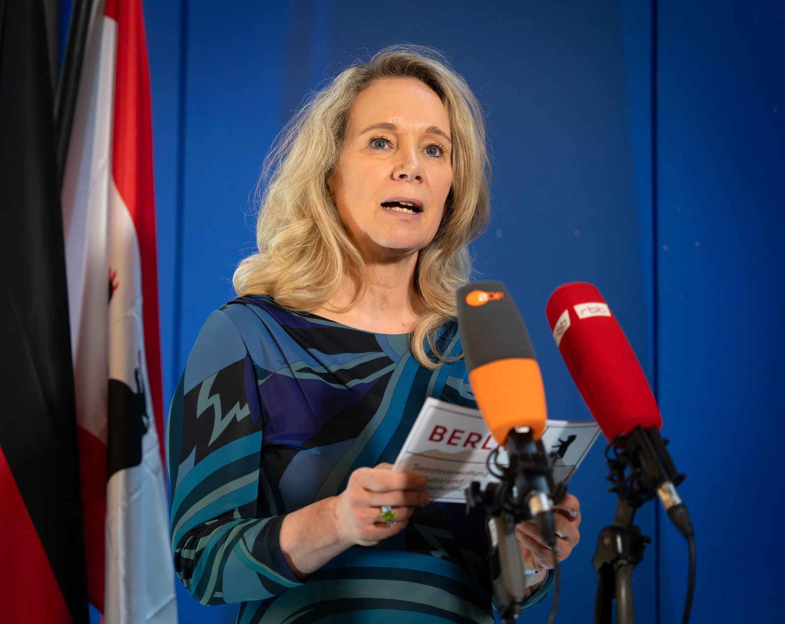 Berlins Kultursenatorin Sarah Wedl-Wilson (parteilos) zieht die Konsequenzen aus Kritik an ihrem Verhalten bei der Vergabe von Fördermitteln. 