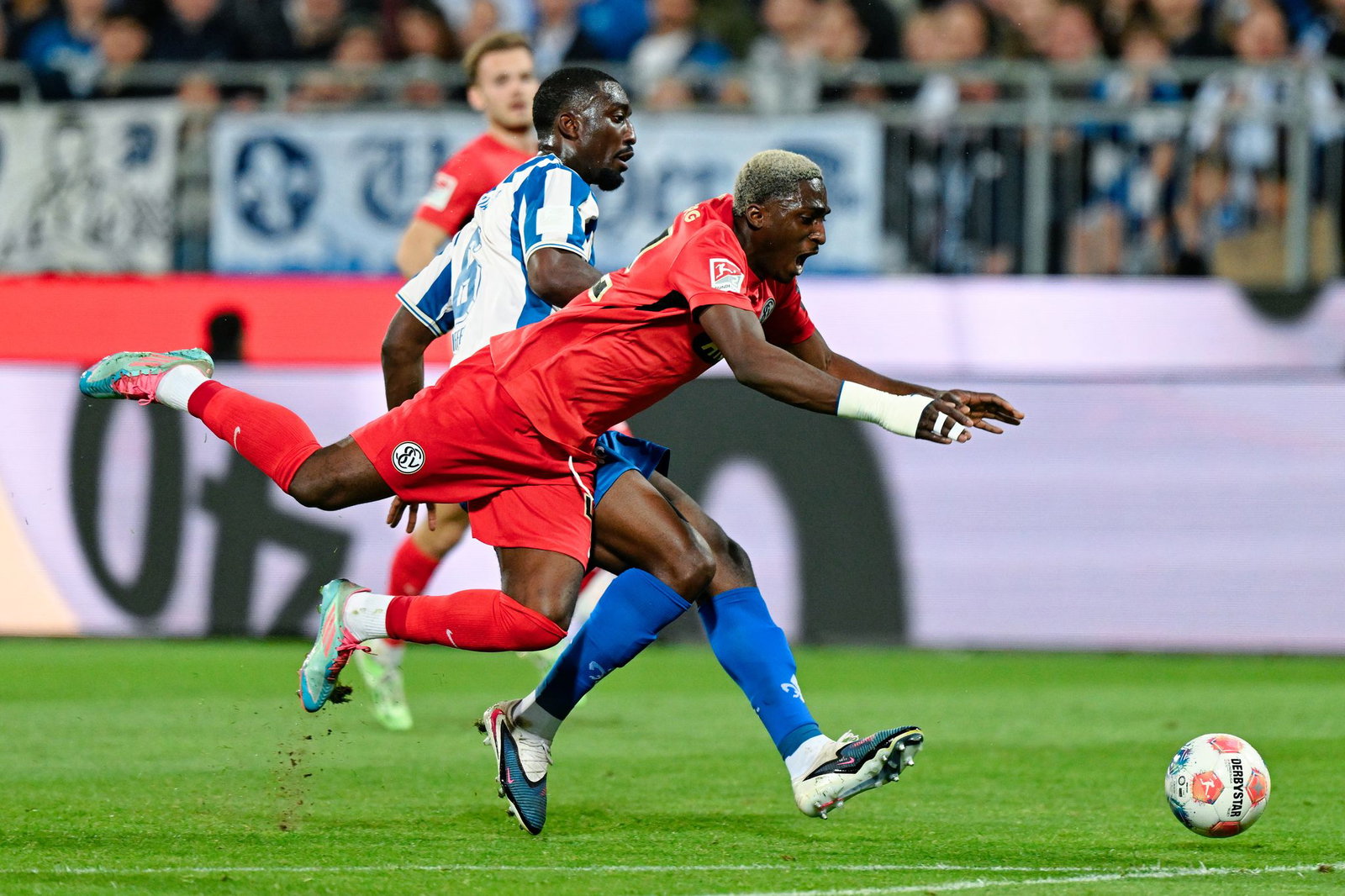 Nach einem harten Check als letzter Mann musste Patric Pfeiffer vorzeitig vom Feld. 