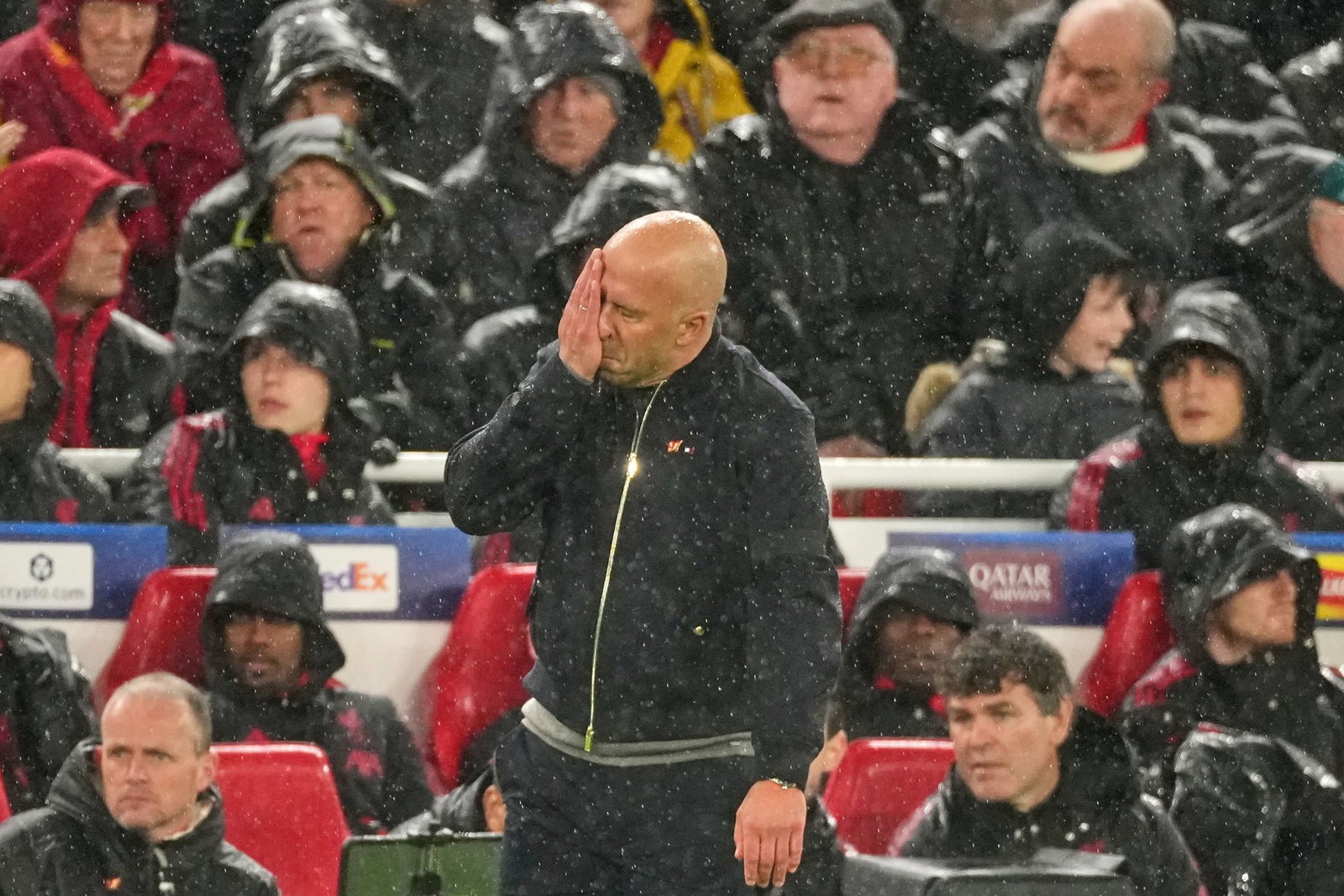 Slot steht im Rückspiel im Regen.