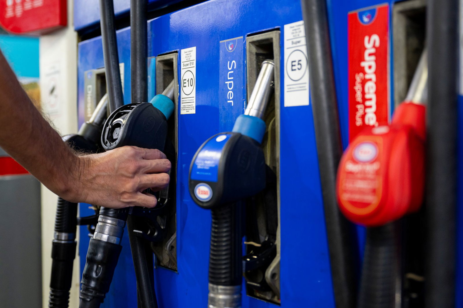 Mit dem Tankrabatt kann sich der Sozialverband nicht anfreunden. Die Politik setze auf unsichere Markteffekte, von denen viele nicht profitierten, sagt der VdK. (Symbolfoto)
