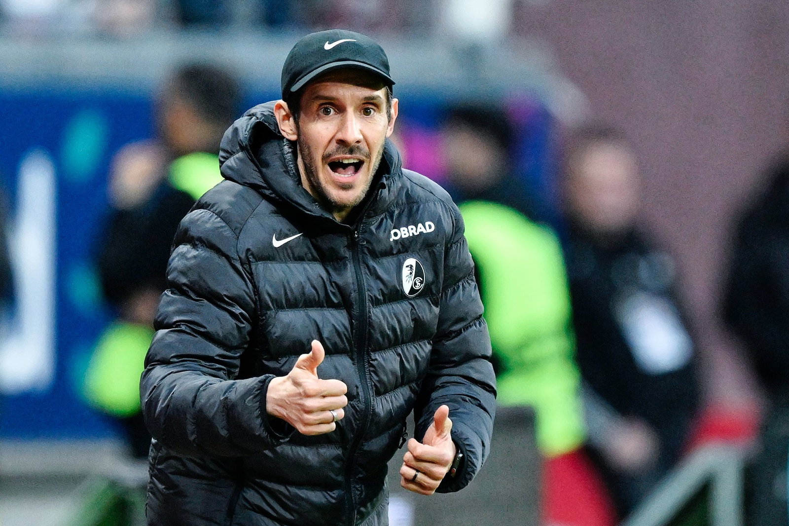 Freut sich auf ein besonderes Kräftemessen: Julian Schuster vor dem Duell mit dem FC Bayern. (Archivbild)