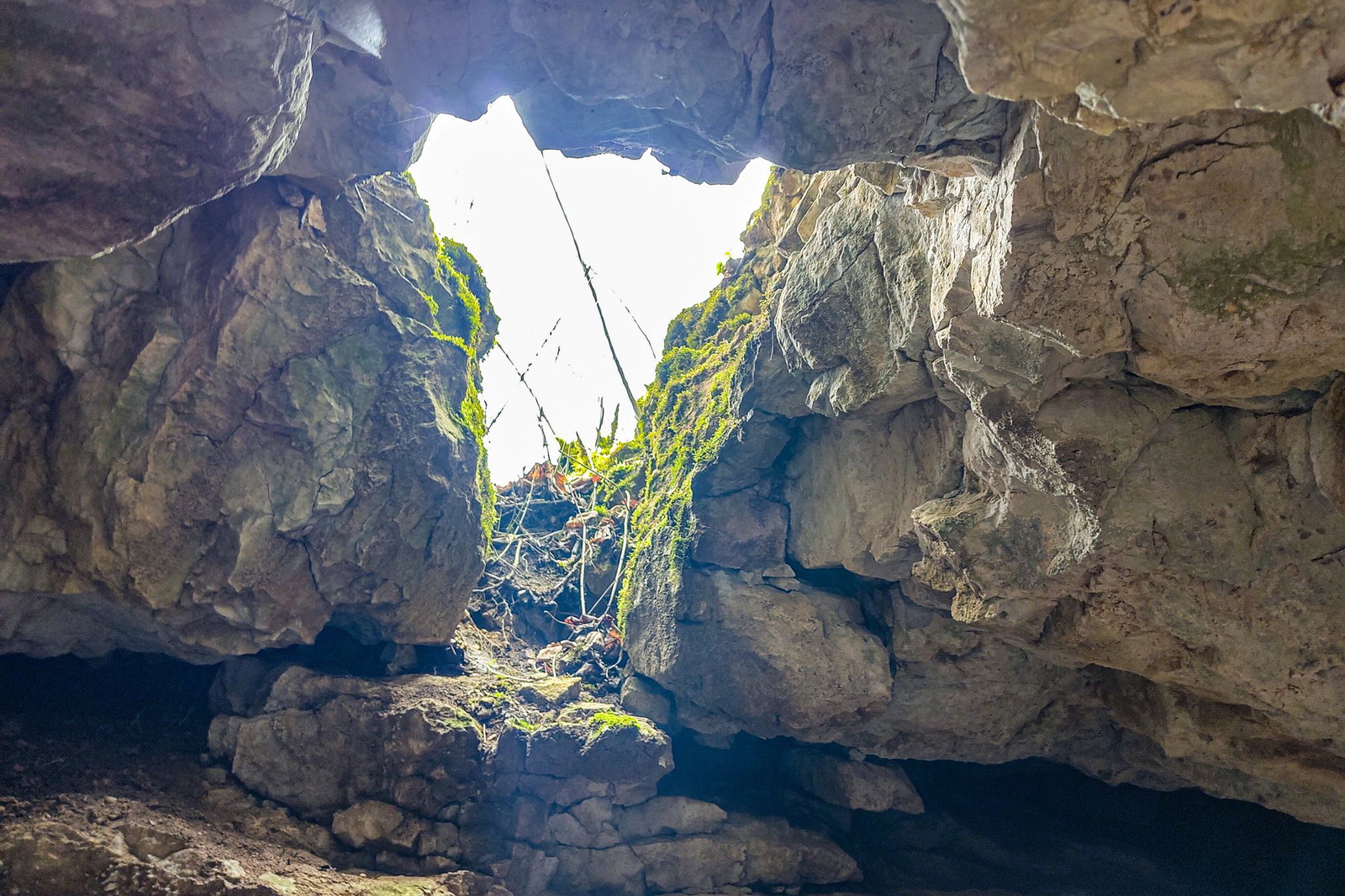 Das Mädchen stürzte durch ein Loch in die Höhle und fiel laut Polizei etwa drei Meter in die Tiefe. 