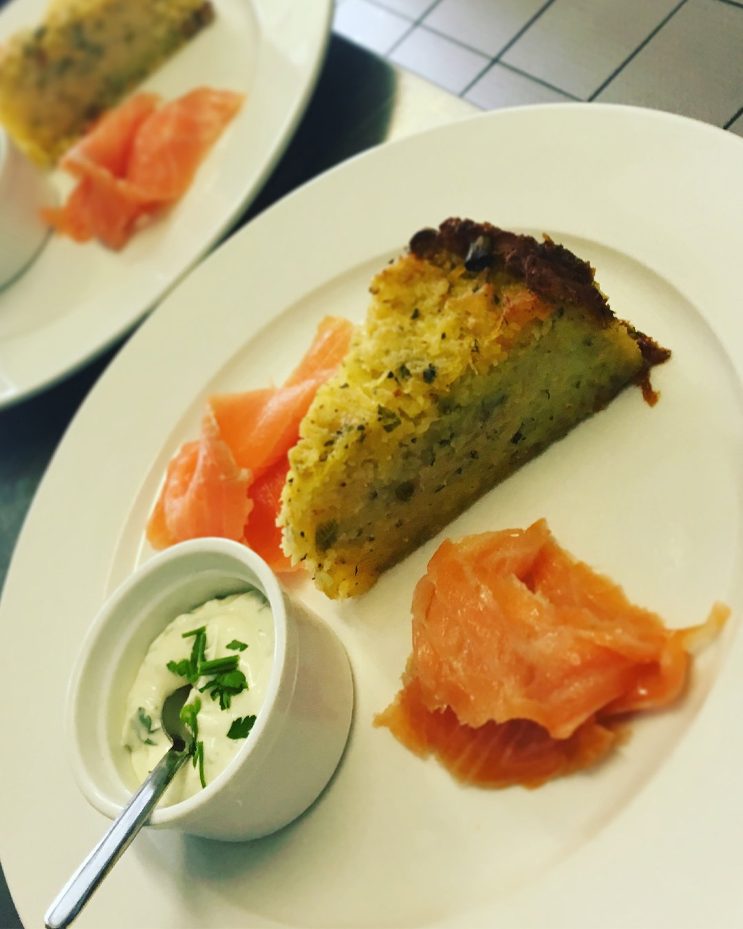 Döppekooche frischen Kräutern & grünem Spargel 