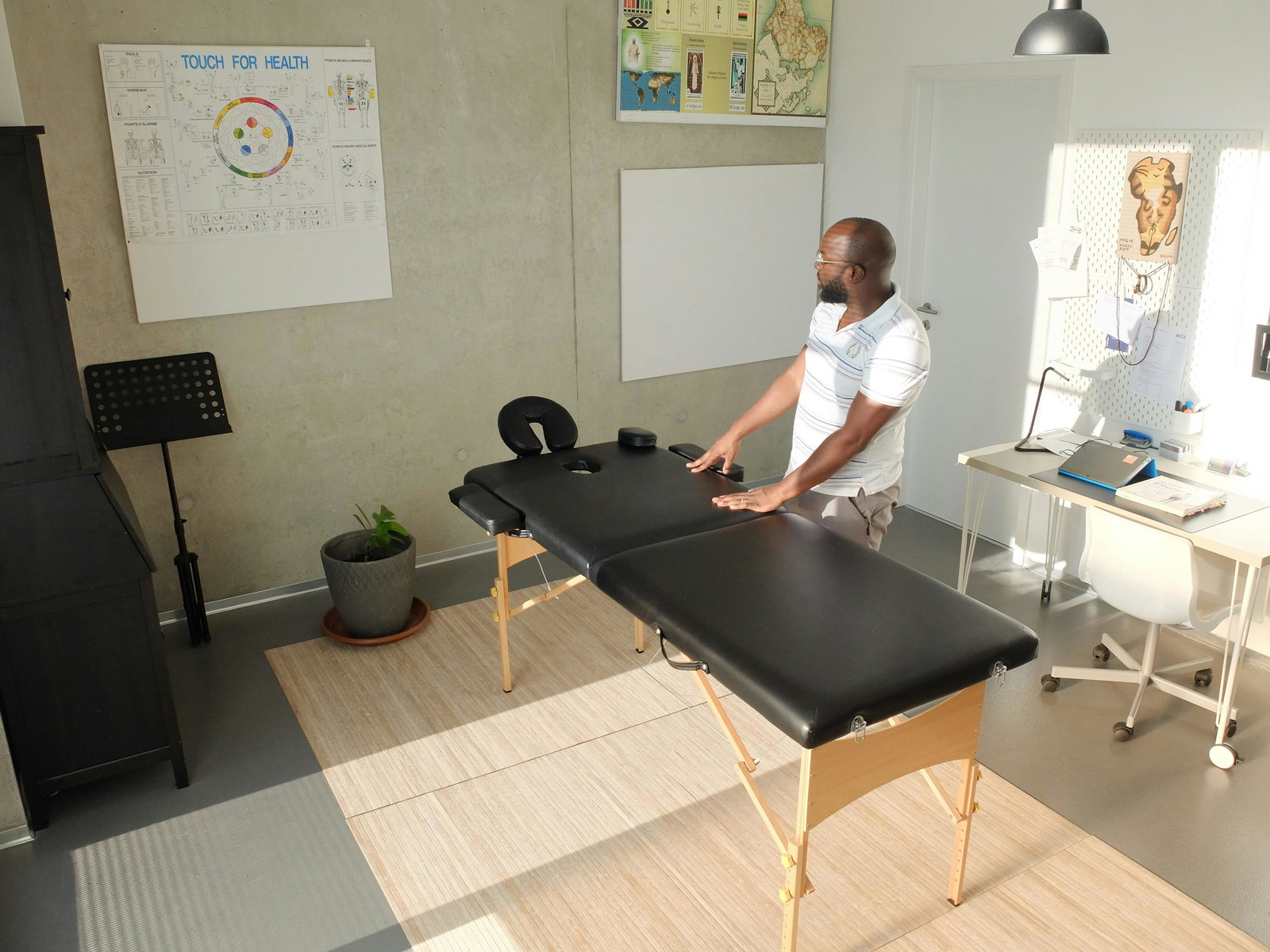 Physiotherapeut steht an Massageliege