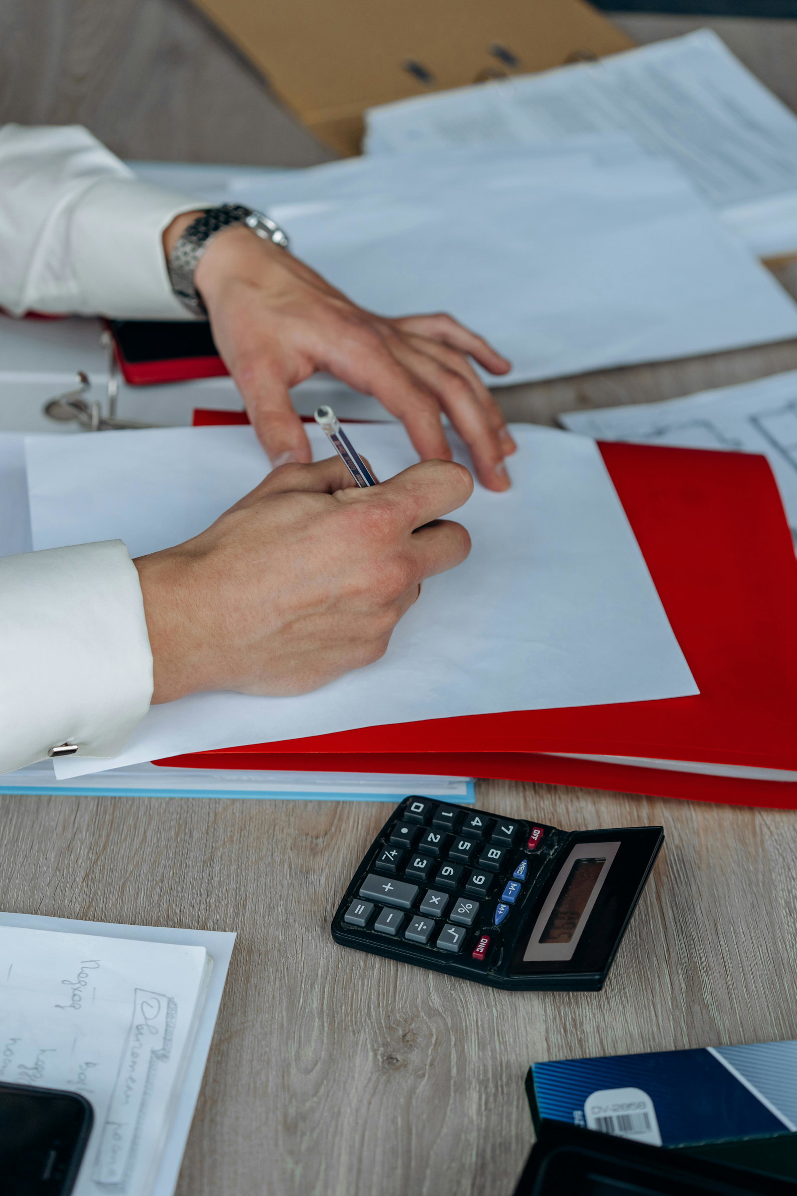 Steuerfachnagestelter arbeitet am Tisch