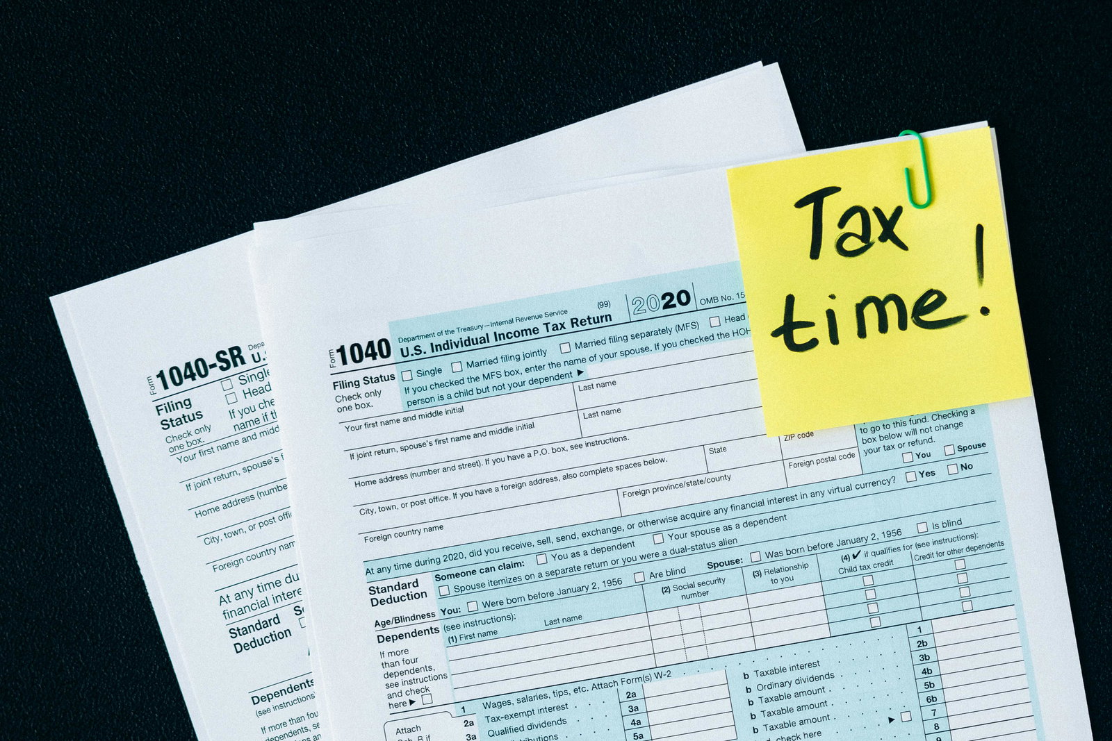 Steuererklärung mit Post It mit Aufschrift "Tax time"