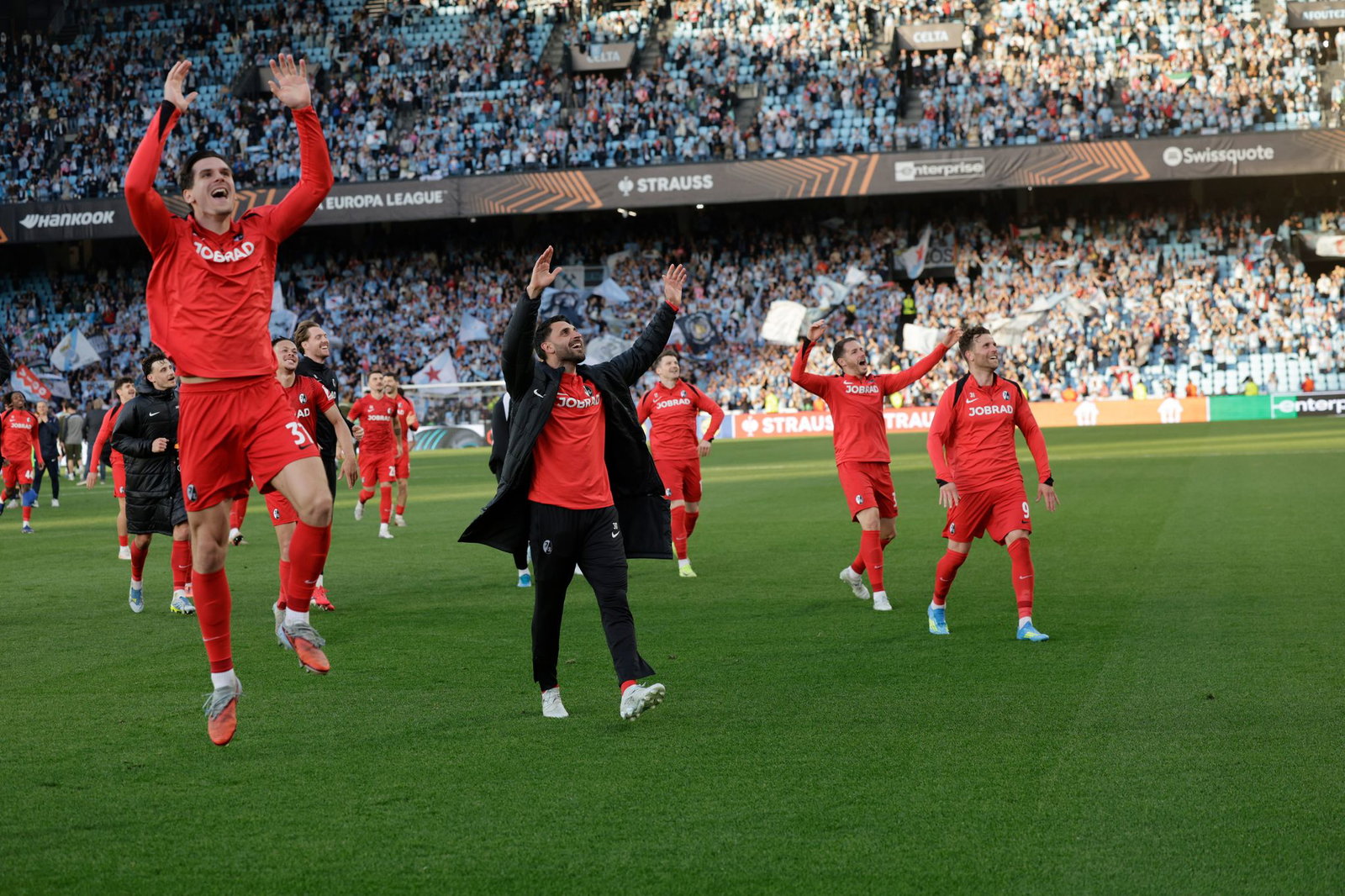 Großer Jubel: Die Freiburger feiern den Halbfinal-Einzug.