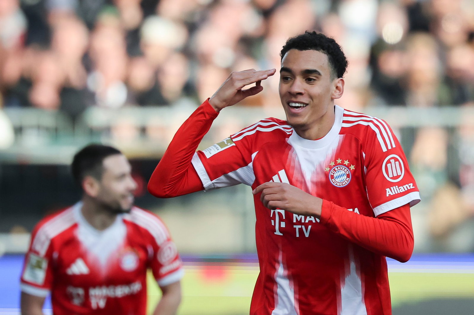 Strahlend auf St. Pauli: Jamal Musiala jubelt nach seinem Kopfballtor.