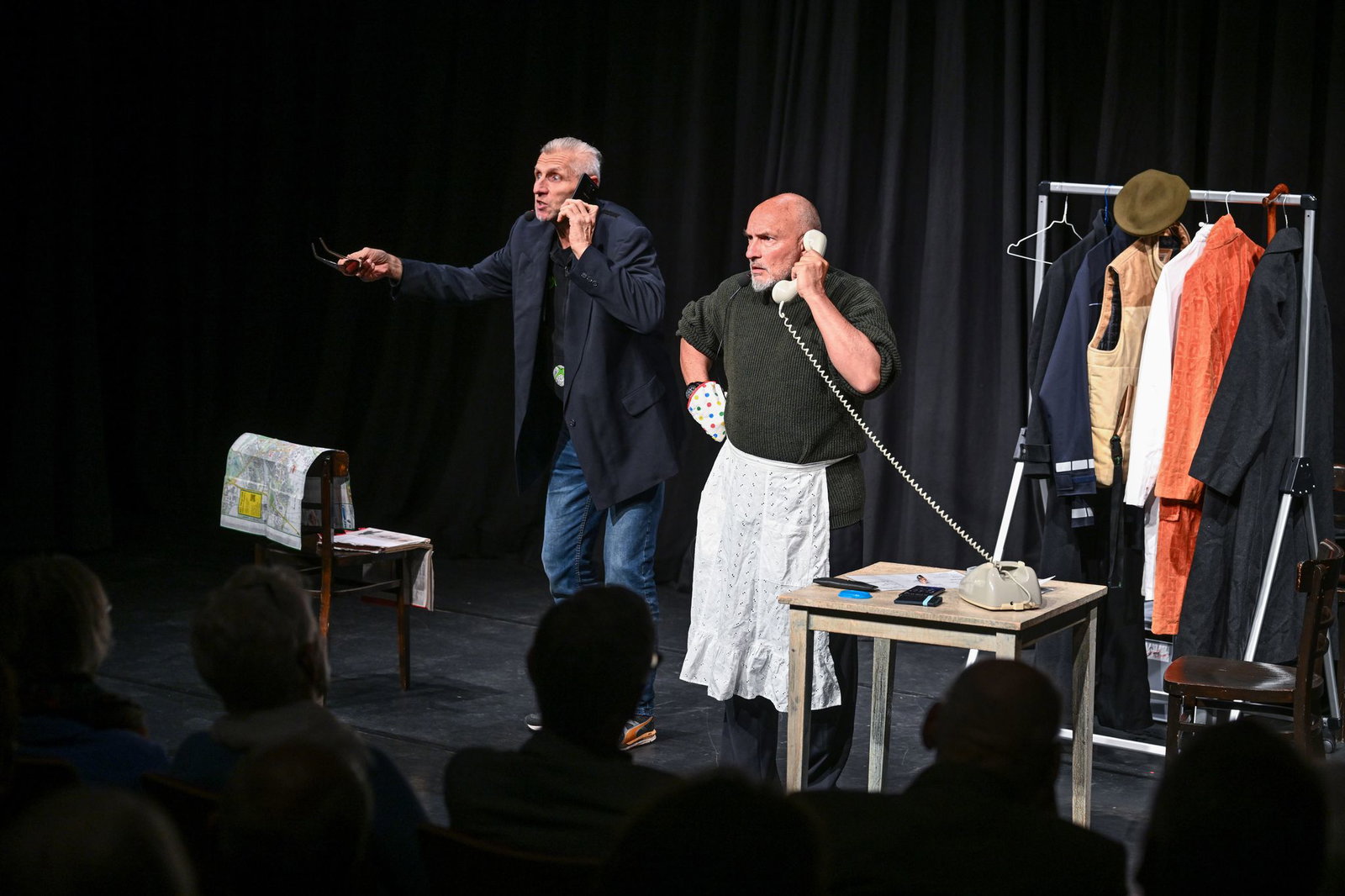 100 Senioren waren bei der ersten Aufführung dabei. 