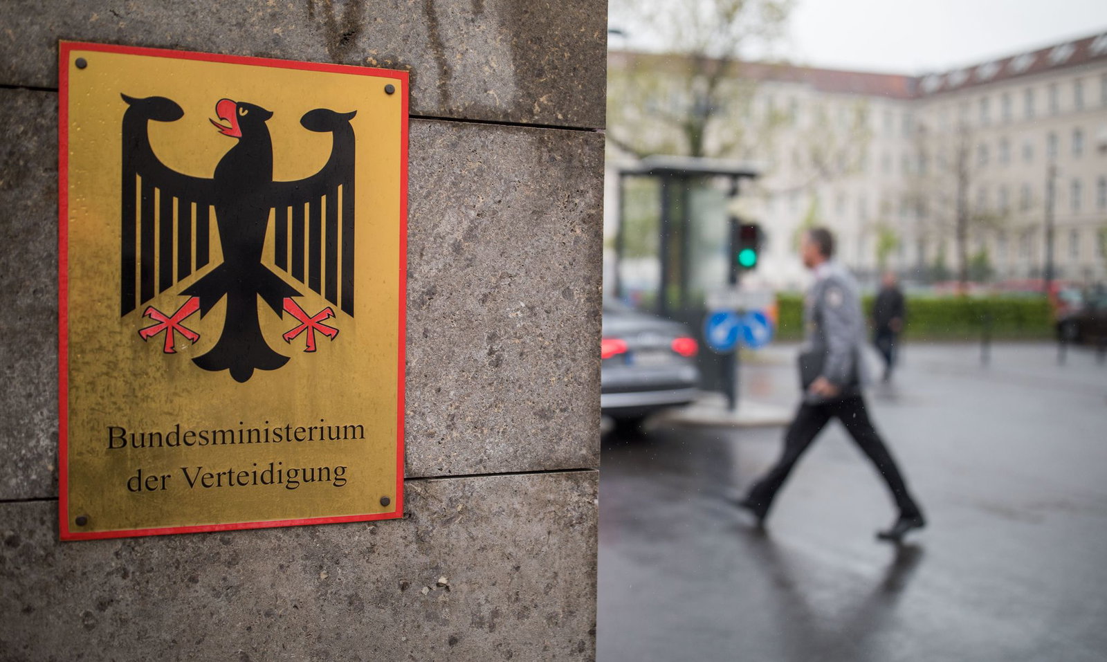 Männer, die länger ins Ausland wollen, müssen sich bei der Bundeswehr abmelden. (Archivbild)