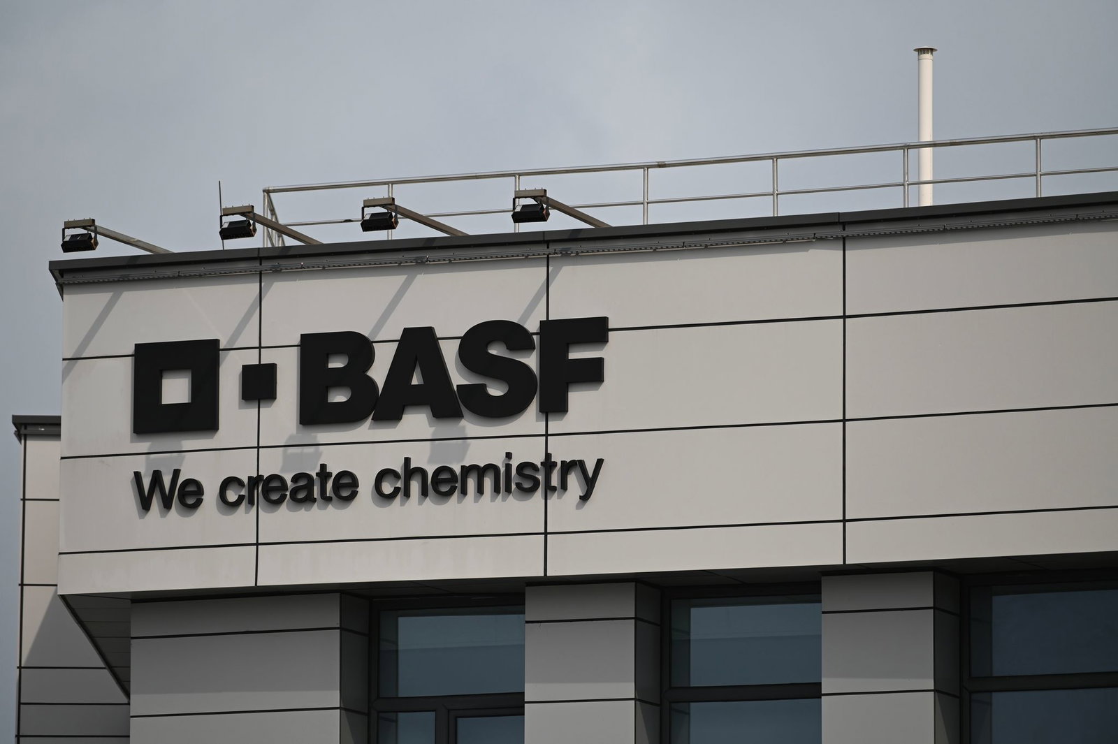 Weltgrößter Chemiekonzern BASF: Niedrigere Verkaufspreise und negative Währungseffekte belasten. (Archivbild)