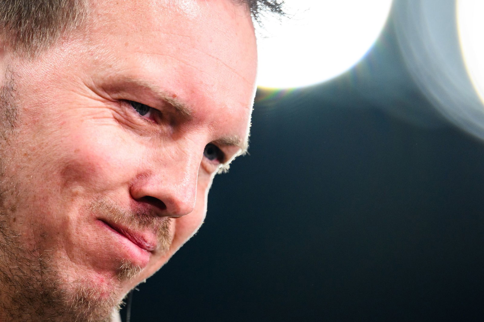 Julian Nagelsmann lächelt im Spiel gegen die Schweiz. (Archivbild)