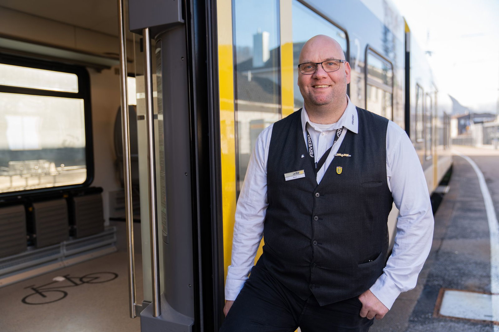 Der Zugbegleiter Ronald-Phillip Tolkiehn erhält den Preis Eisenbahner mit Herz.