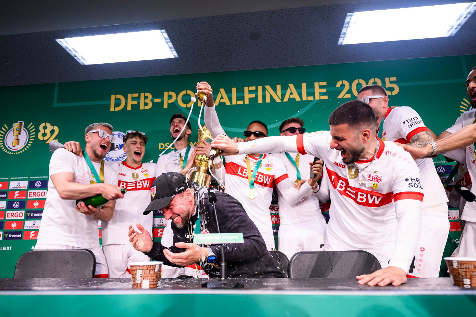 Sektdusche für den Coach: Nach dem Pokalsieg gab es reichlich erinnerungswürdige Momente. (Archivbild)