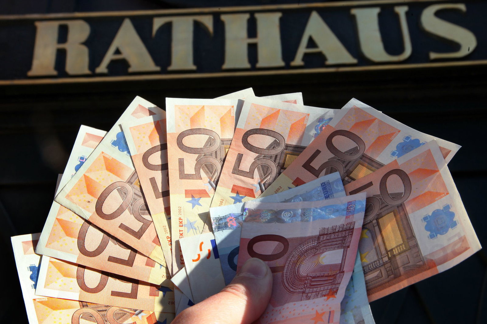 Länder mit hochverschuldeten Kommunen sollen Geld vom Bund bekommen. (Illustration)