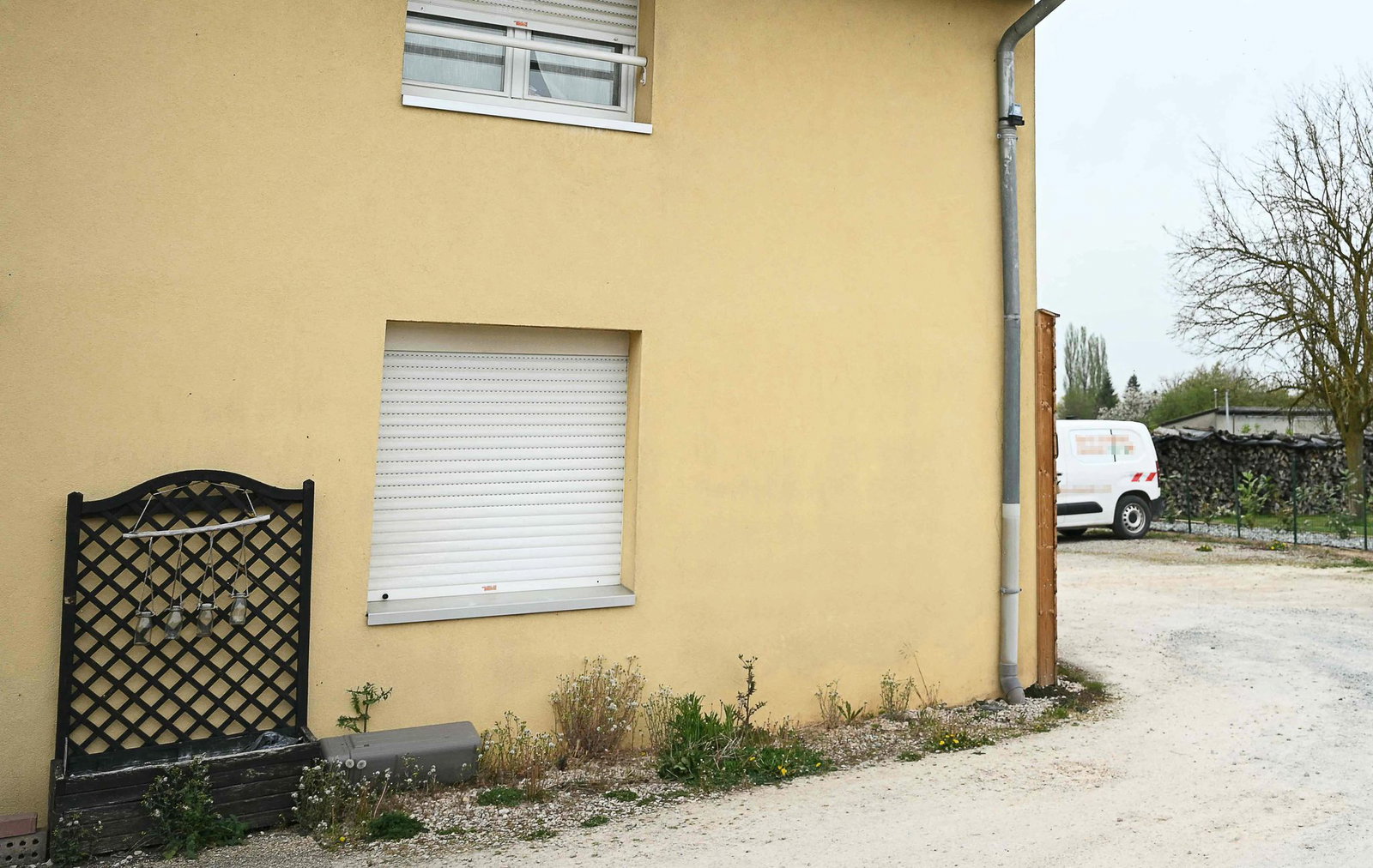 Polizeibeamte haben in einem Lieferwagen einen neunjährigen Jungen entdeckt, der dort über ein Jahr gefangen gehalten worden sein soll.