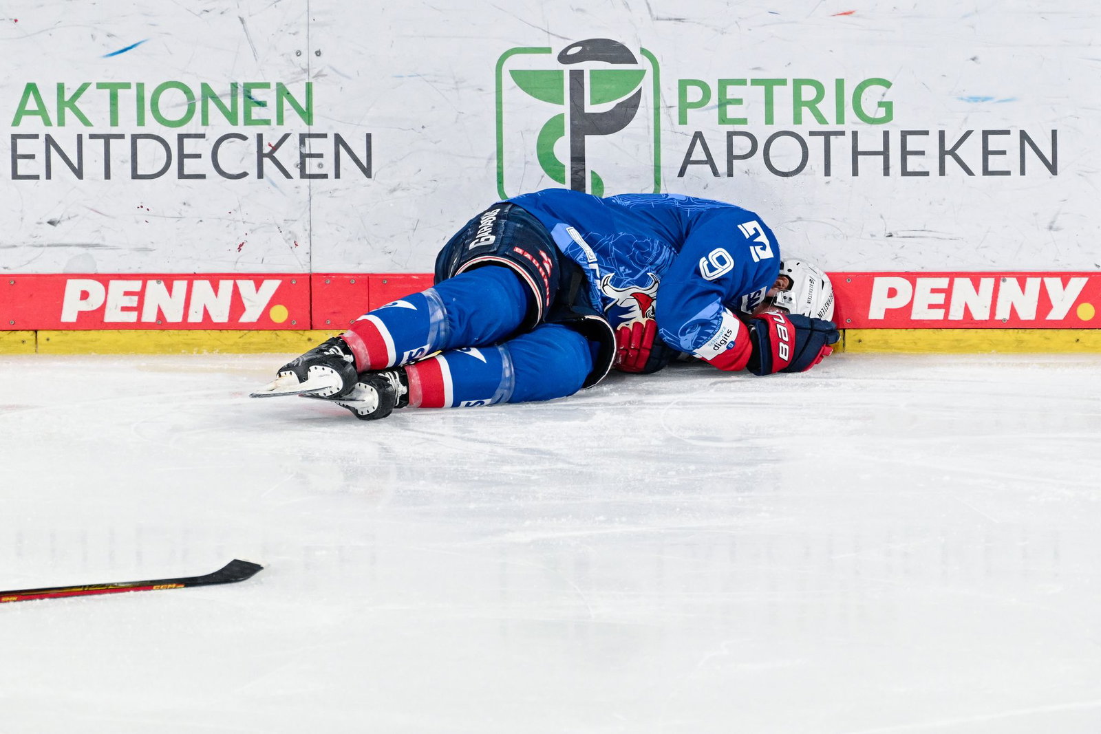 Musste nach einem harten Check von Eisbären-Kapitän Kai Wissmann verletzt vom Eis: Mannheims Leon Gawanke.