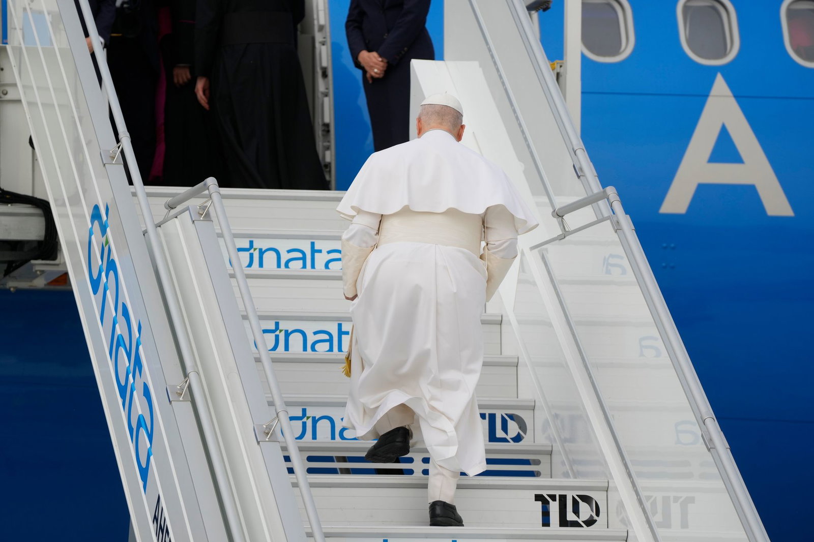 Papst Leo betritt den Flieger nach Algerien - während des Flugs geht er dann auf die Kritik von US-Präsident Trump ein.