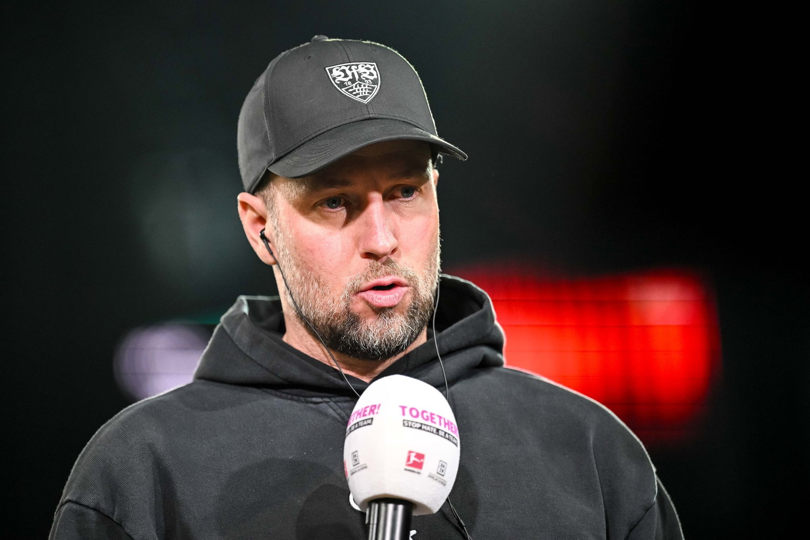 Freut sich auf die Premiere der neuen Trainerkollegin: Stuttgarts Sebastian Hoeneß. (Archivbild)