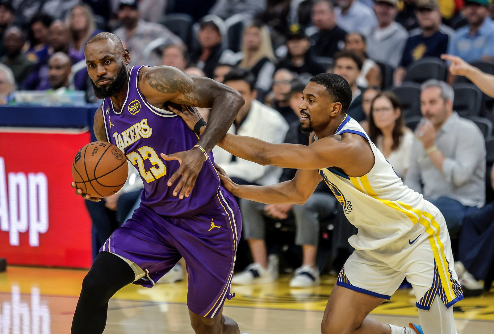 LeBron James (links) führte die Lakers zu einem Sieg bei den Warriors.