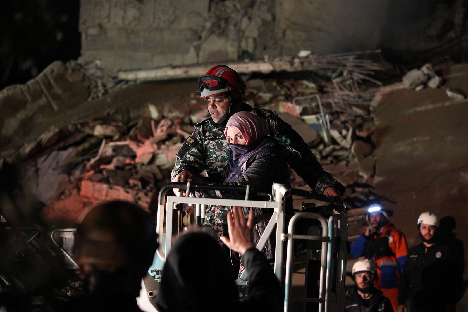Eine Frau, die nach einem israelischen Luftangriff aus einem zerstörten Gebäude in Beirut gerettet wird. 