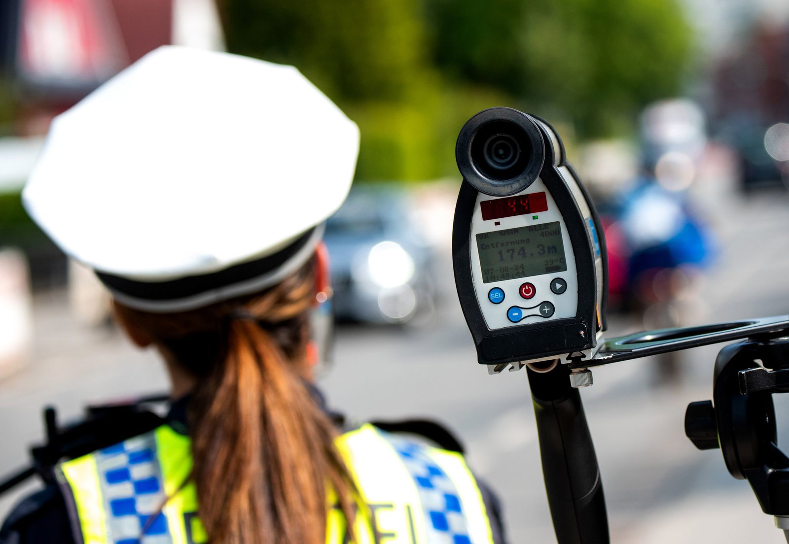 Mit Laserhandmessgeräten, Geschwindigkeitsgroßmessgeräten, Videofahrzeugen und Blitzer-Anhängern wollen Polizei und Kommunen die Temposünder erwischen. (Symbolbild)