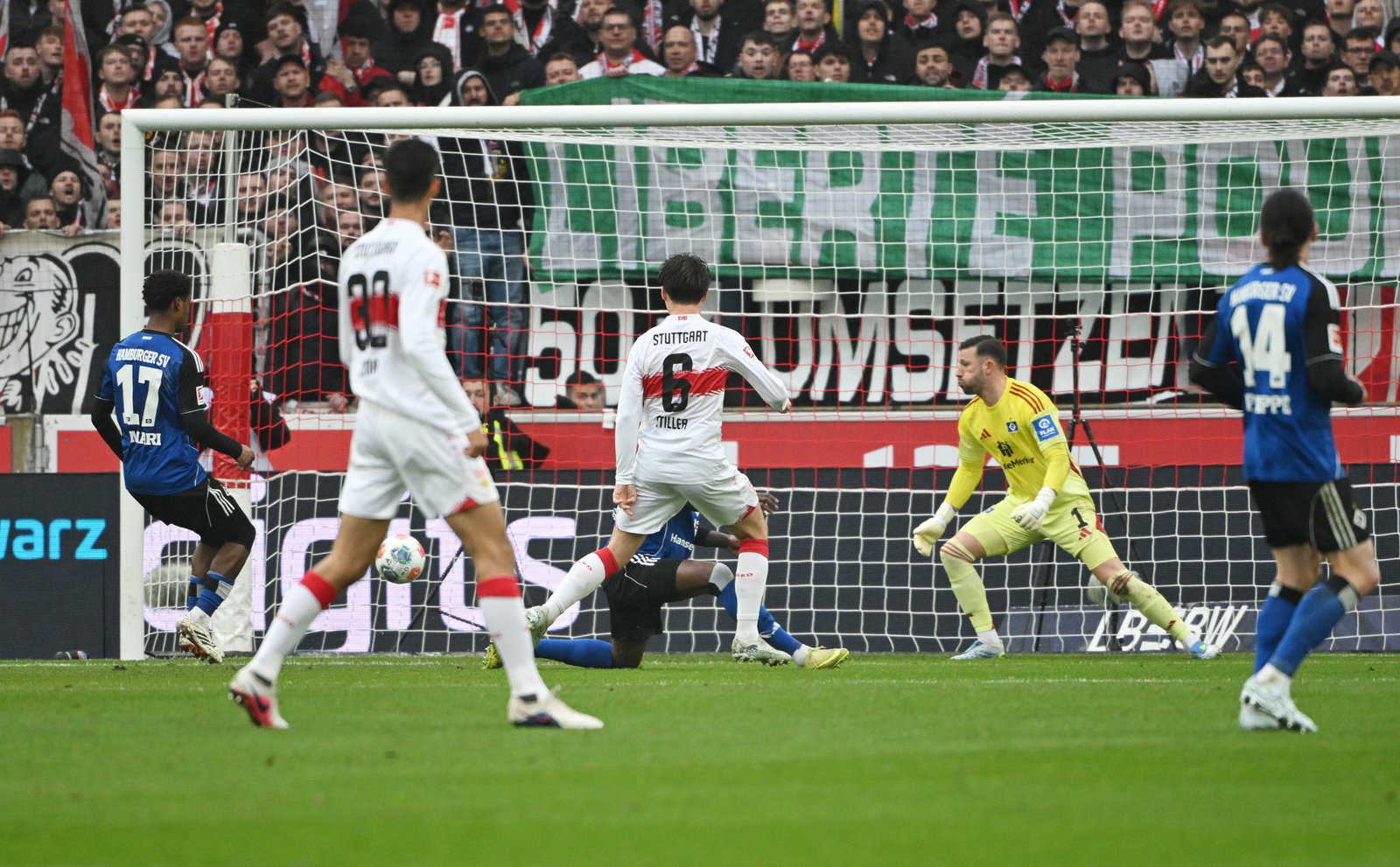 Das 1:0 für die Stuttgarter: Angelo Stiller (M.) trifft per Flachschuss.