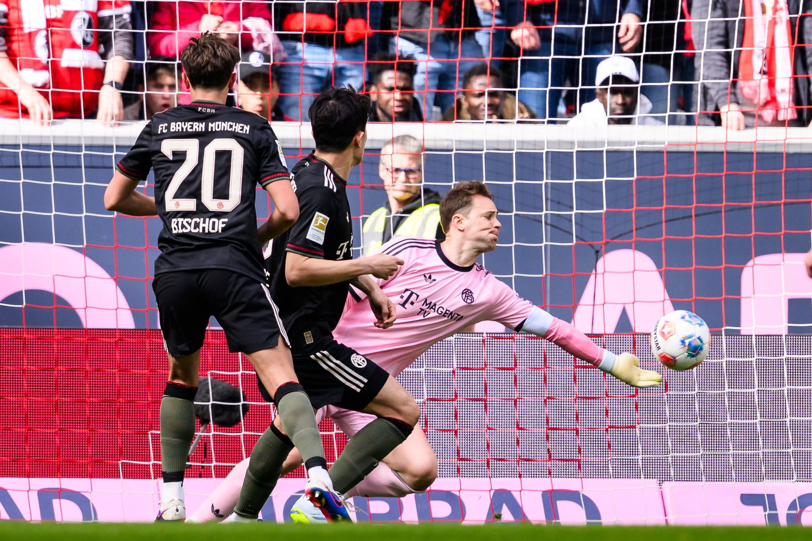 Mehrfach im Blickpunkt: Bayern-Keeper Manuel Neuer.