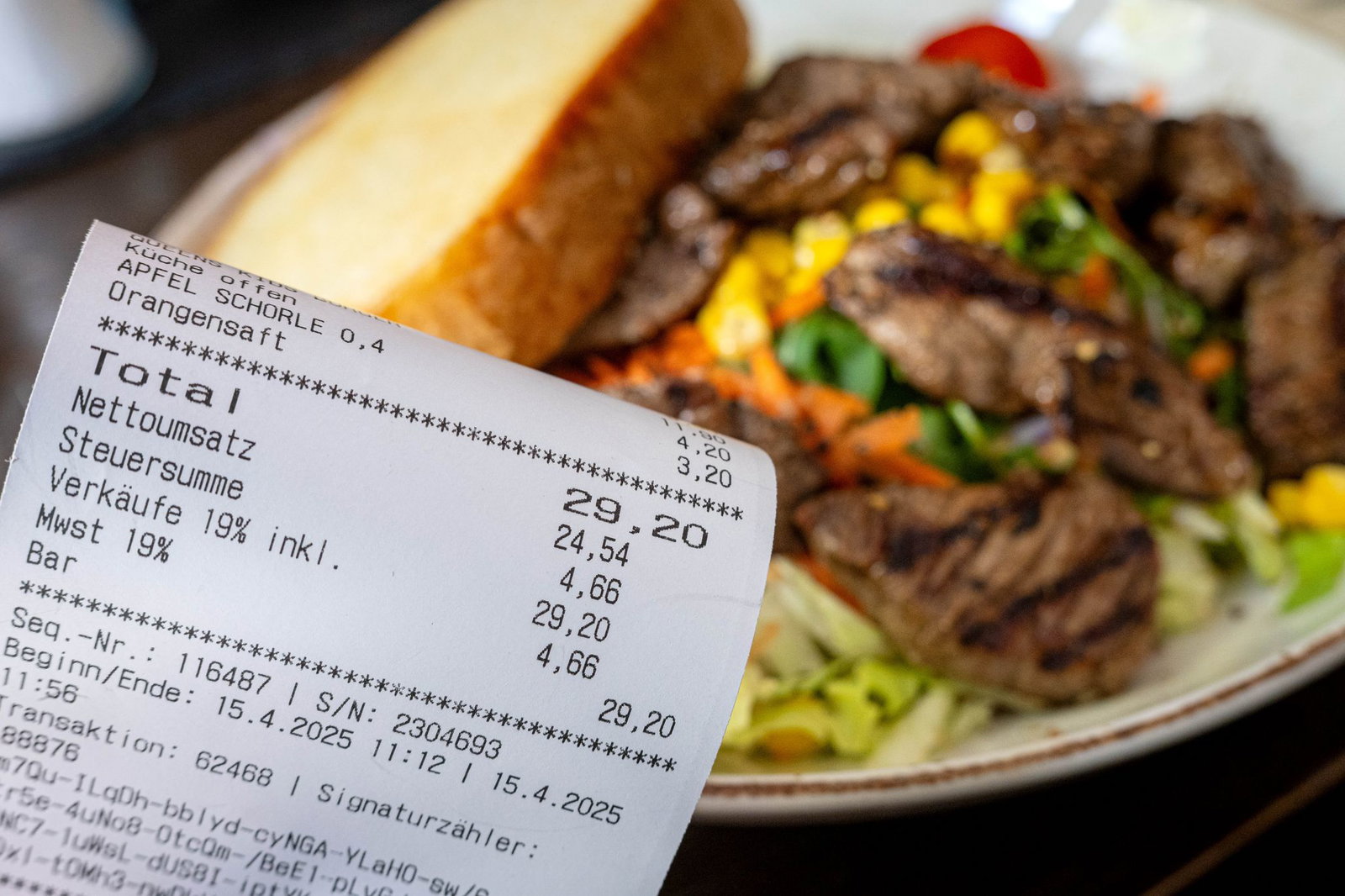 Anstatt seine Rechnung zu bezahlen, machte sich der Mann aus dem Staub. (Symbolbild)