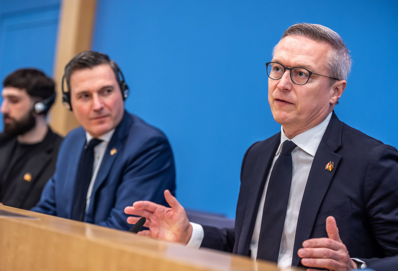 Digitalminister Karsten Wildberger (r.) und sein kanadischer Amtskollege Evan Solomon stellen den deutsch-kanadischen Deal in Berlin bei einer Pressekonferenz vor. 