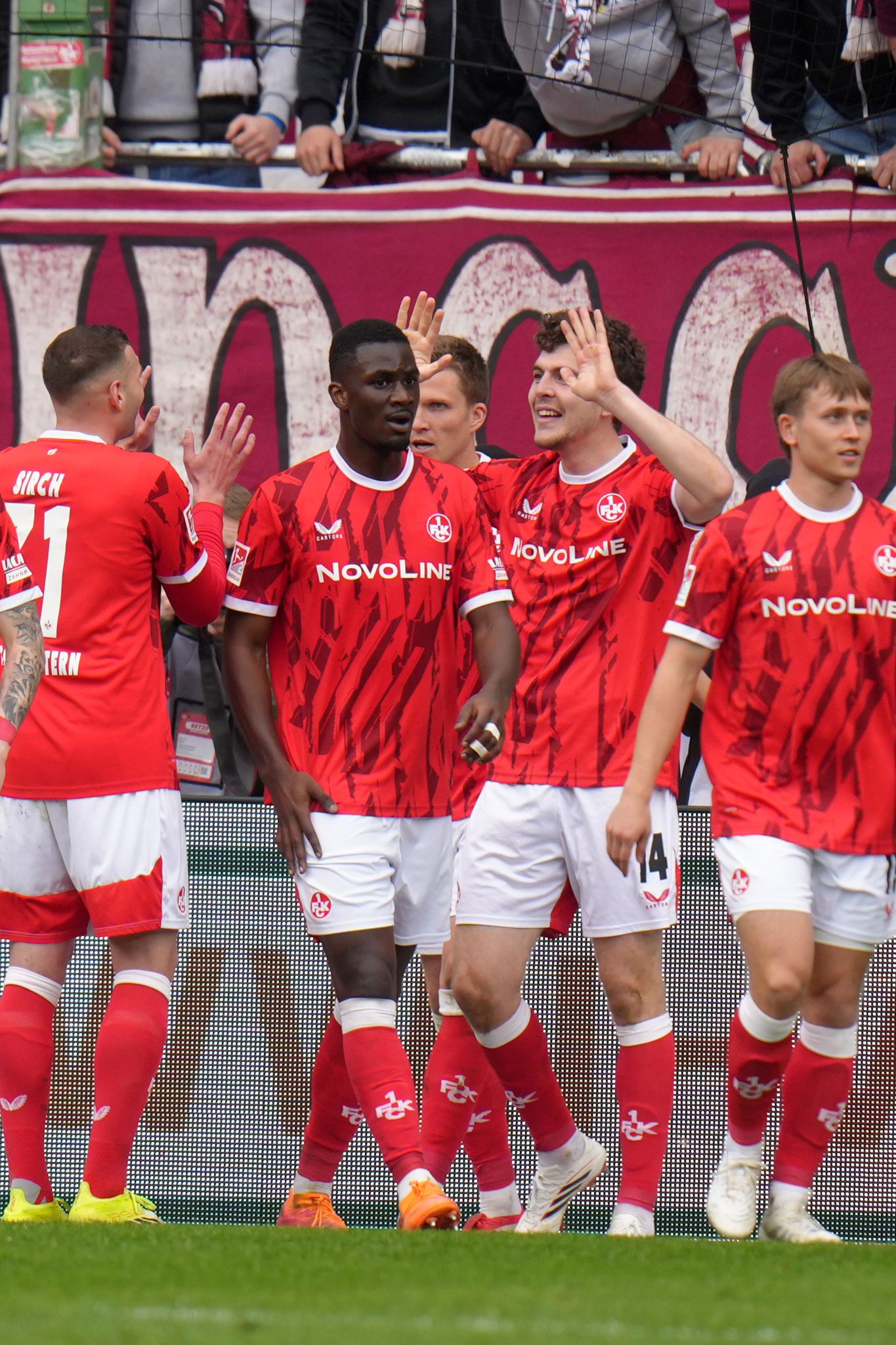 Abwehrspieler Jacob Rasmussen jubelt nach dem 1:0.