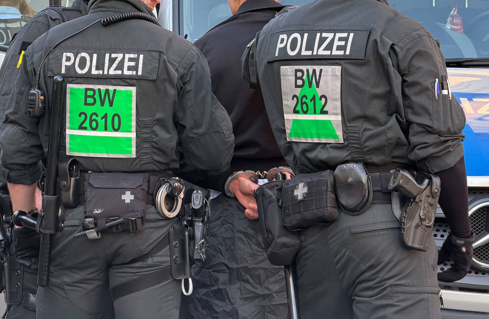 Immer wieder werden Polizisten auf Demos angegriffen. (Symbolbild)