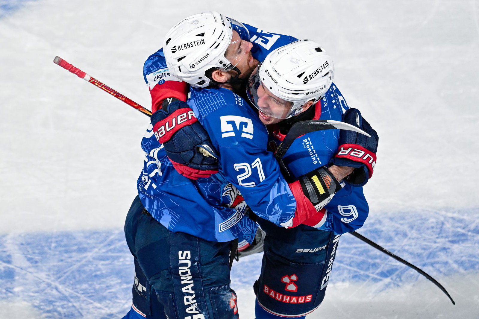 Die Adler Mannheim jubeln über den Einzug ins Playoff-Halbfinale.