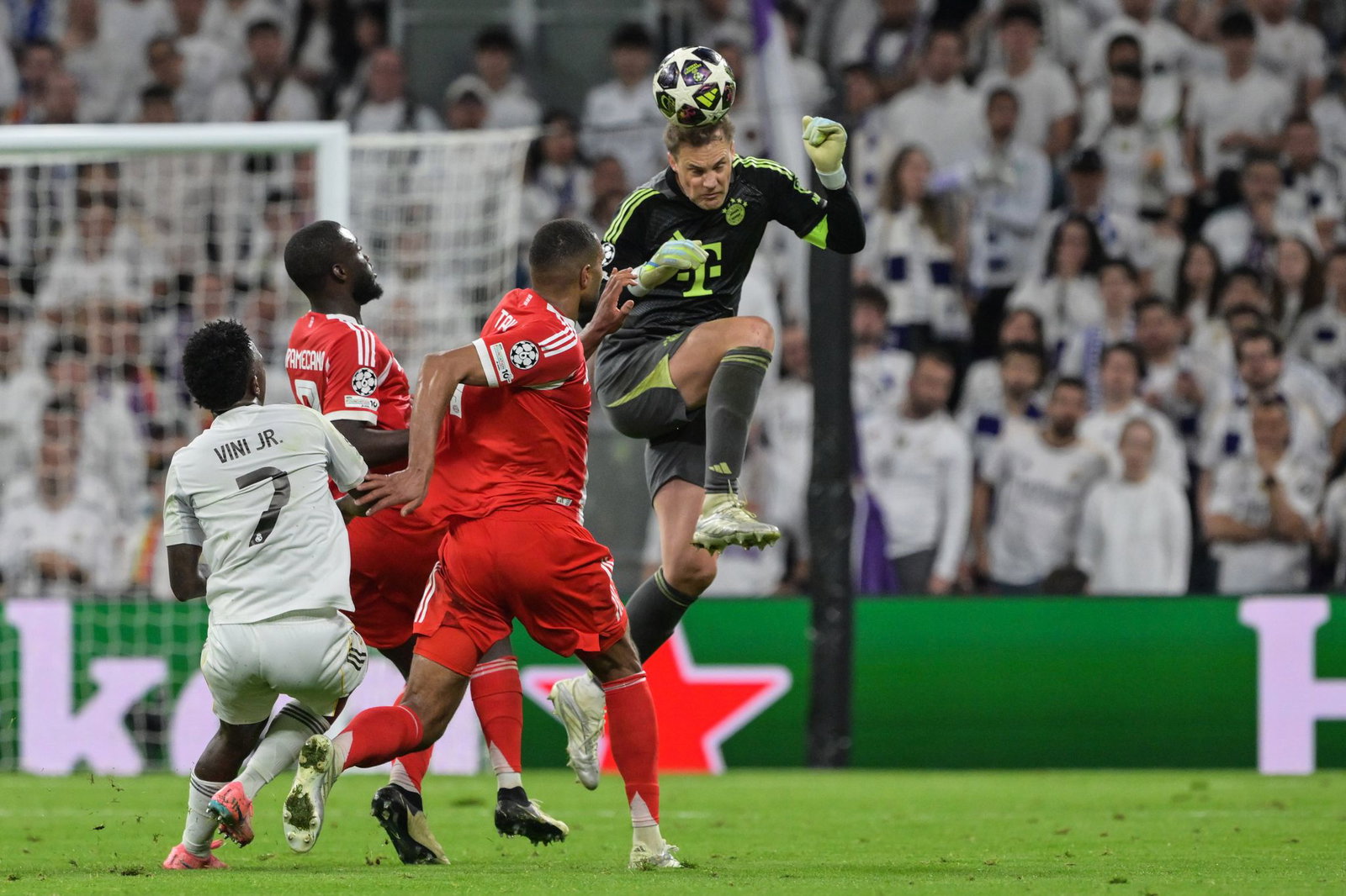 Manuel Neuer (r) klärte auch mal in höchster Not mit dem Kopf außerhalb des Strafraums.