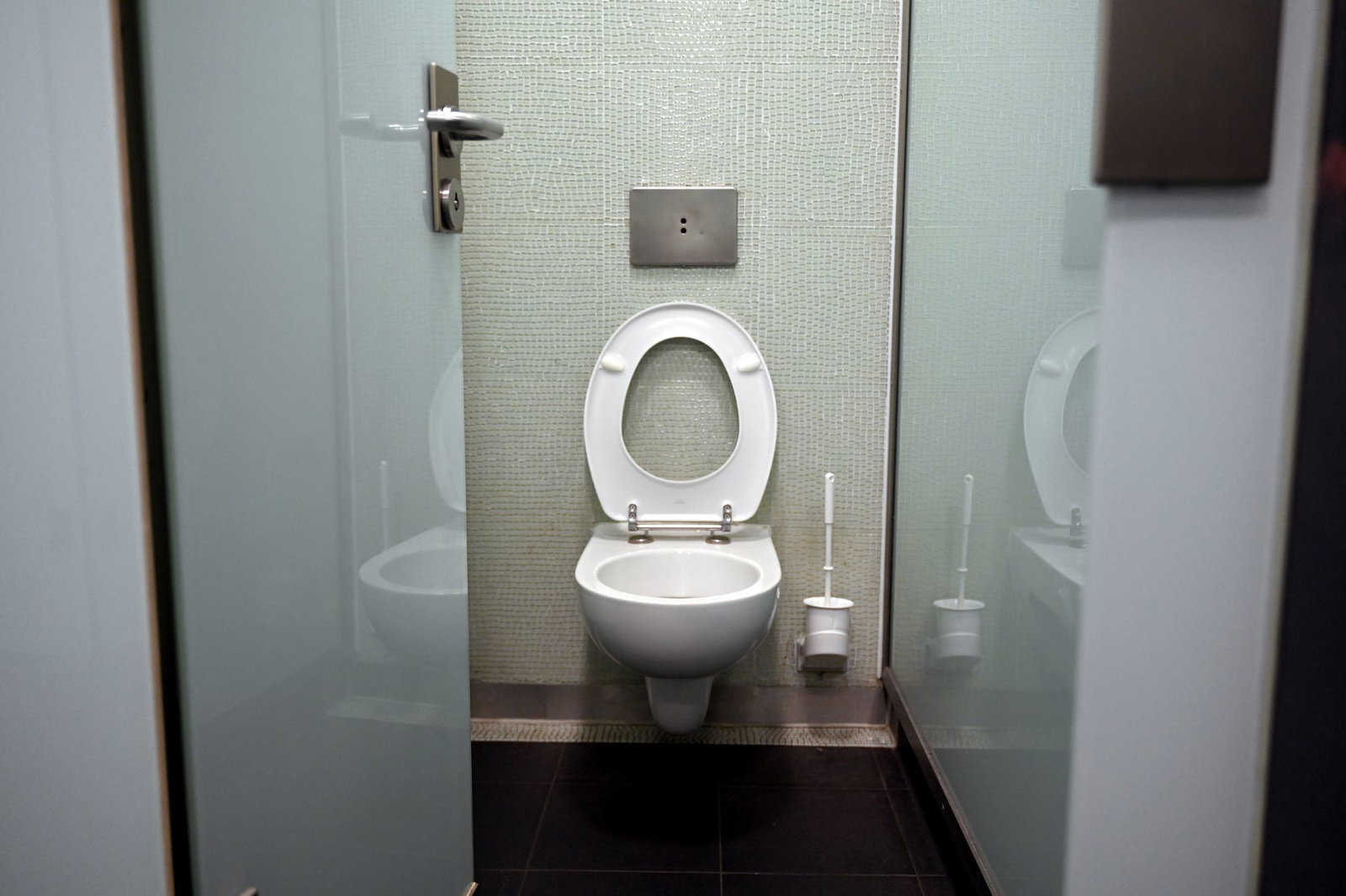 Ein 26-Jähriger filmte laut Gericht Frauen in einer Mannheimer Uni-Toilette bei der Notdurft, griff eine Joggerin an und entblößte sich vor Frauen und Kindern. (Symbolbild)