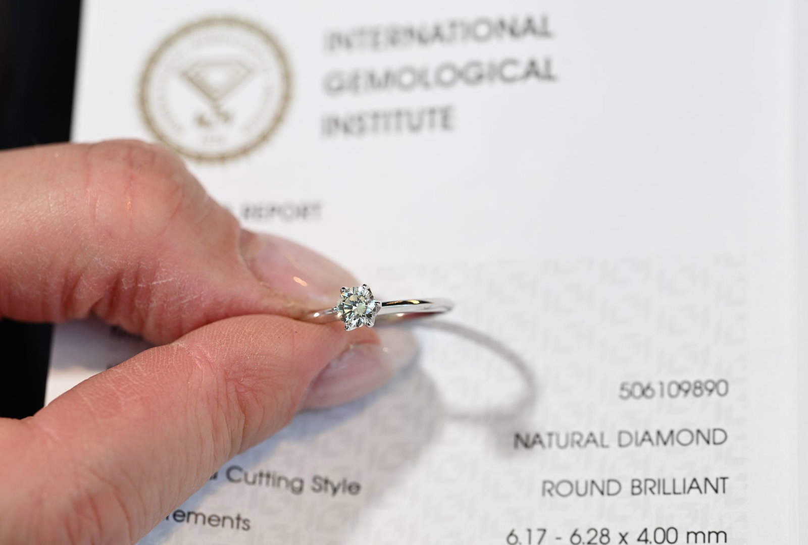 Fachleute prüfen Diamanten und zertifizieren die Echtheit.