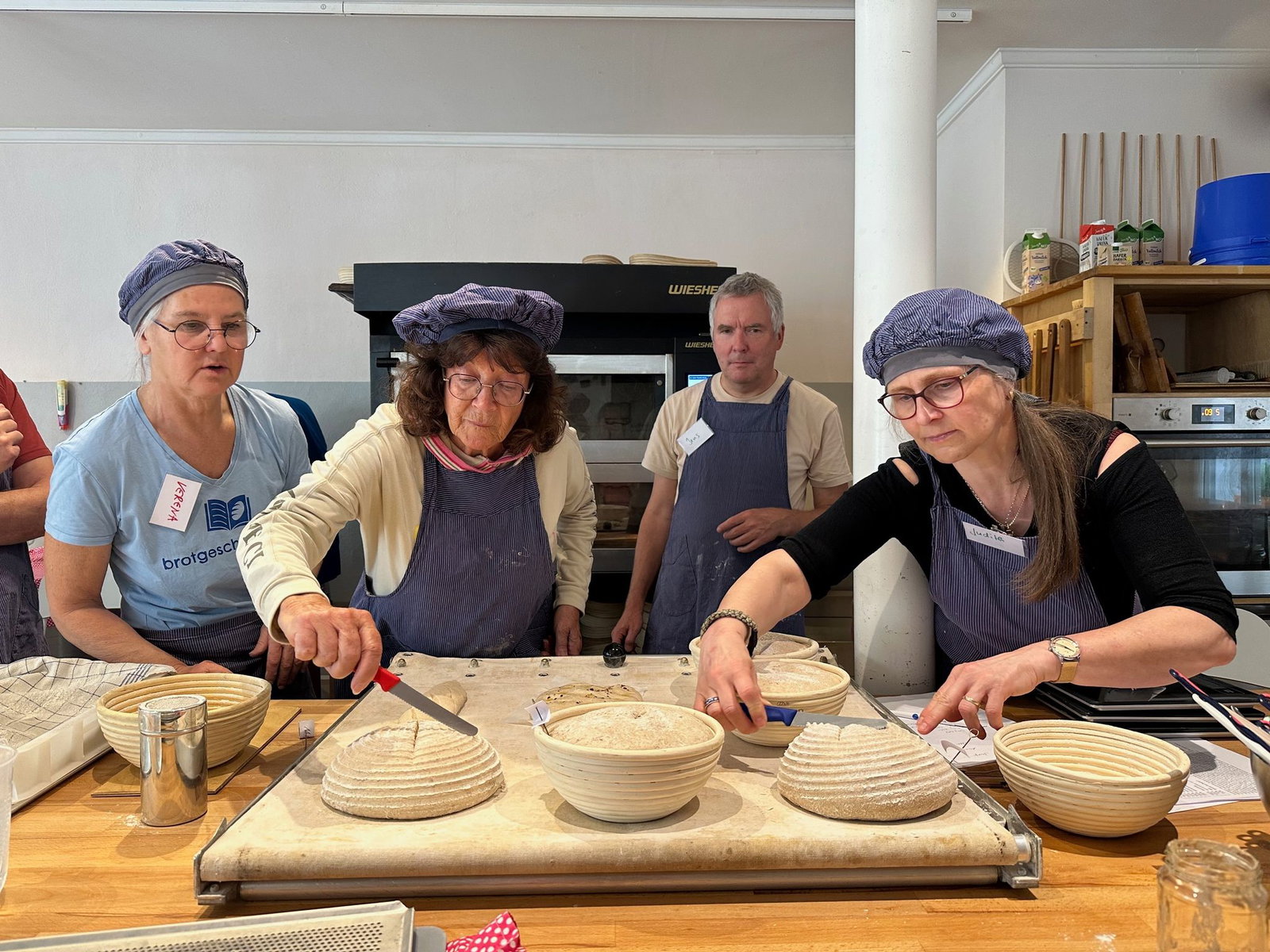 Beim Sauerteig kommt es auf den richtigen Schnitt an, wenn man ein «wildes Aufreißen« verhindern will.