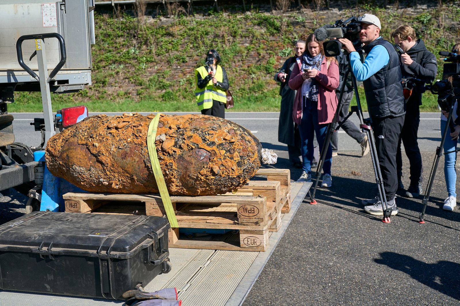 Der Blindgänger wurde bei Arbeiten im Rhein entdeckt.